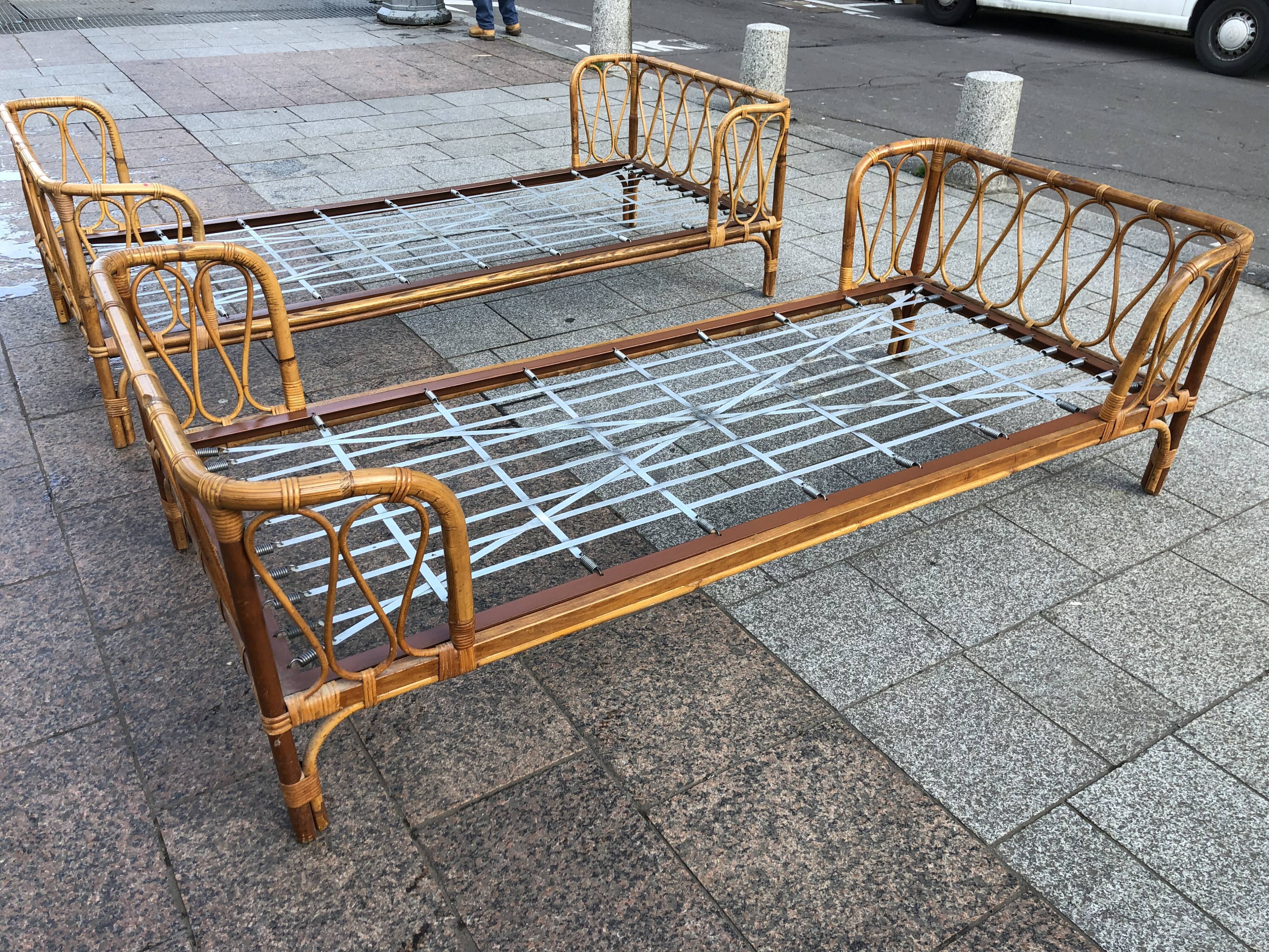 Paire de lits d'enfant en rotin vintage