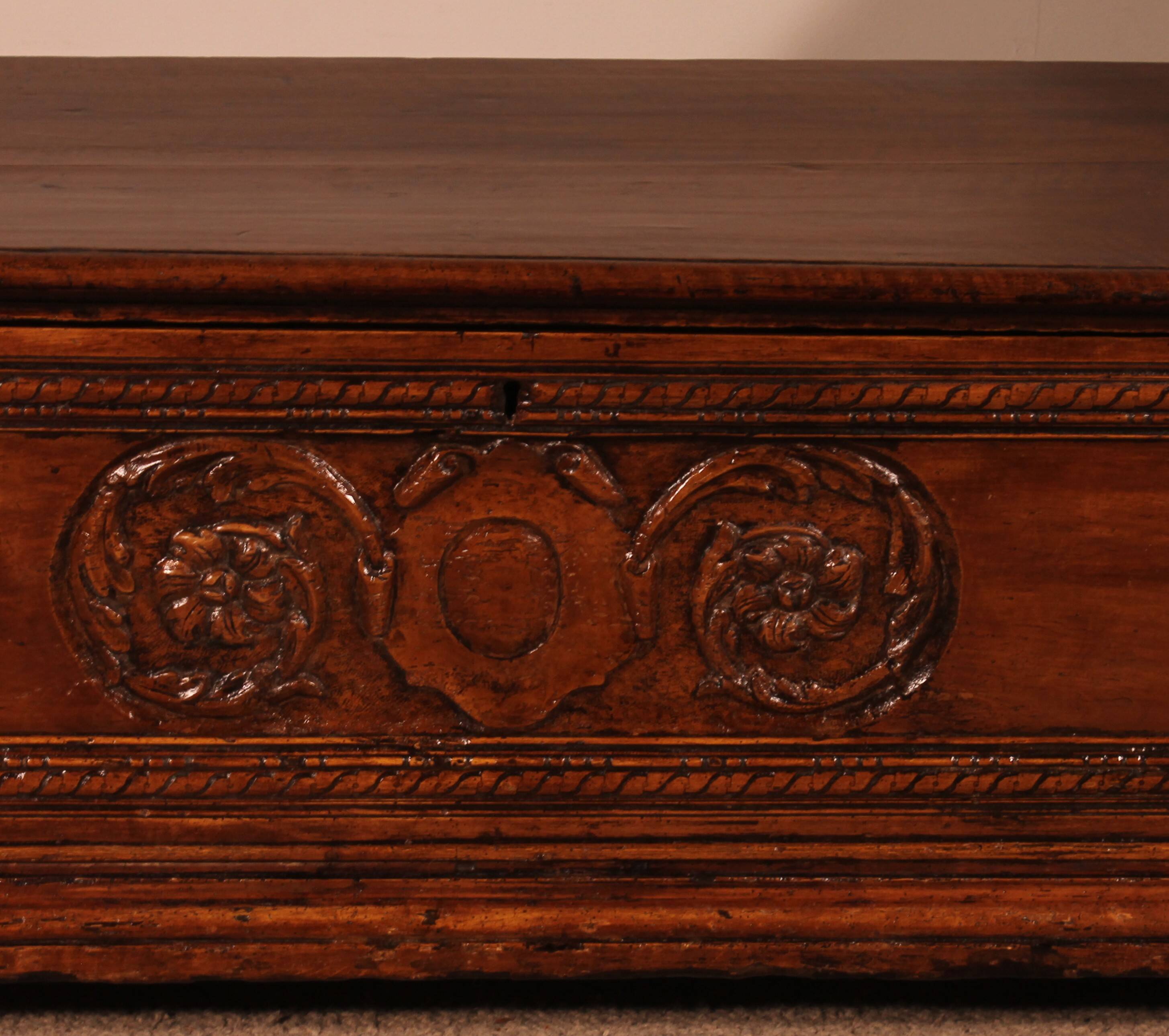Italian Renaissance walnut chest - circa 1600