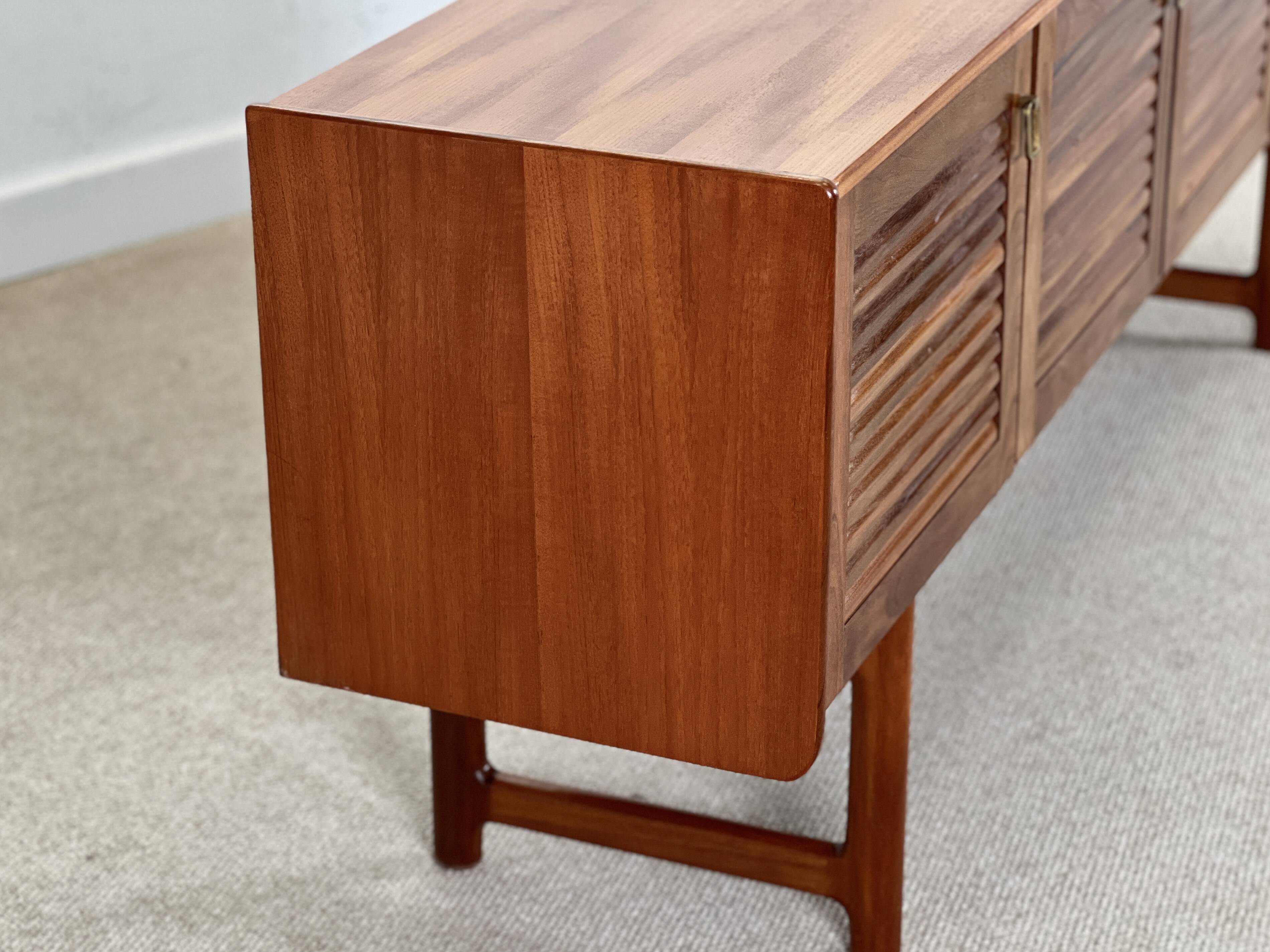 Buffet Mcintosh en noyer.