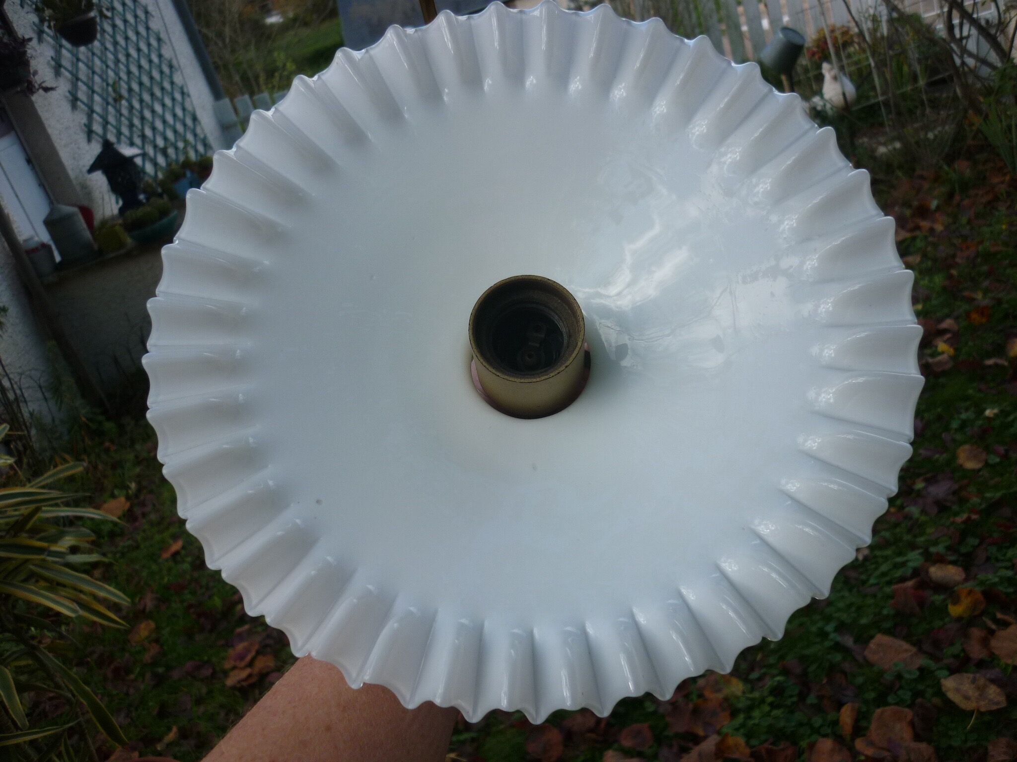 Hanging undulating opaline blinds