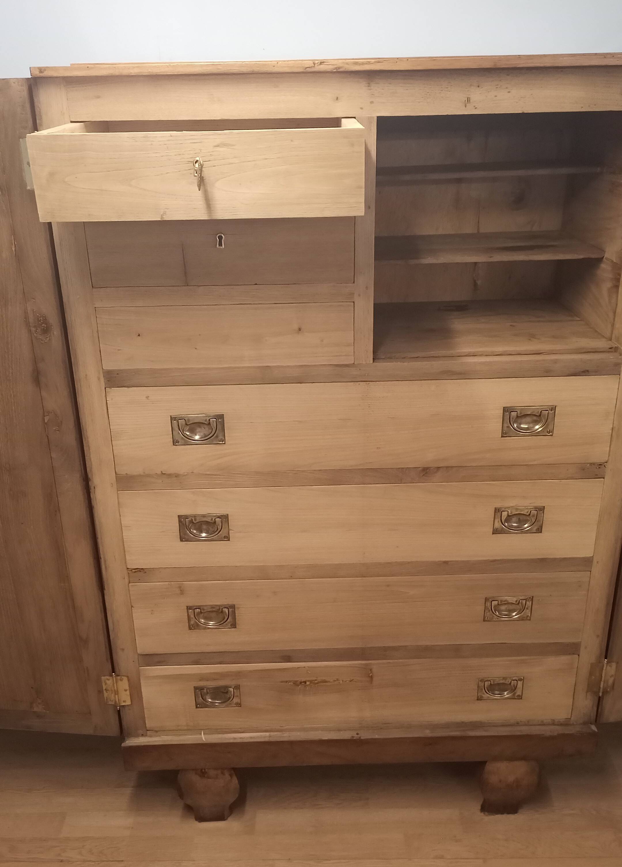 Armoire en noyer italien 1920