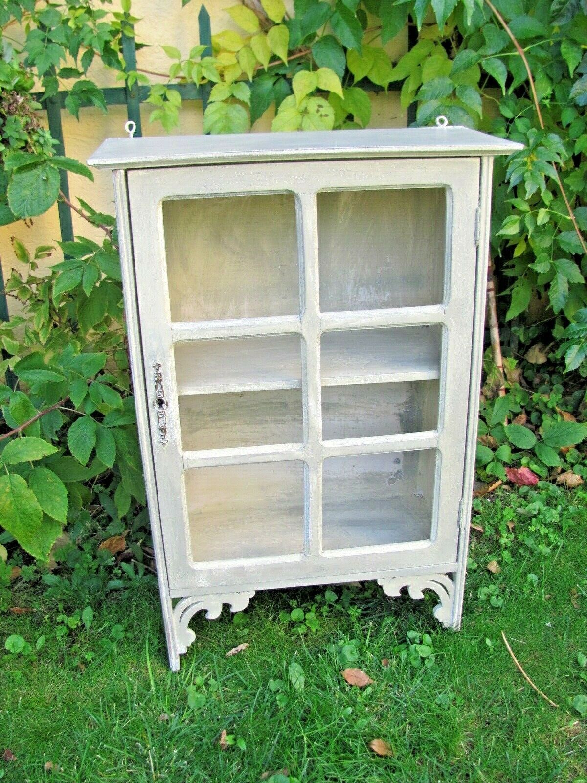 Small hanging cabinet or medicine cabinet