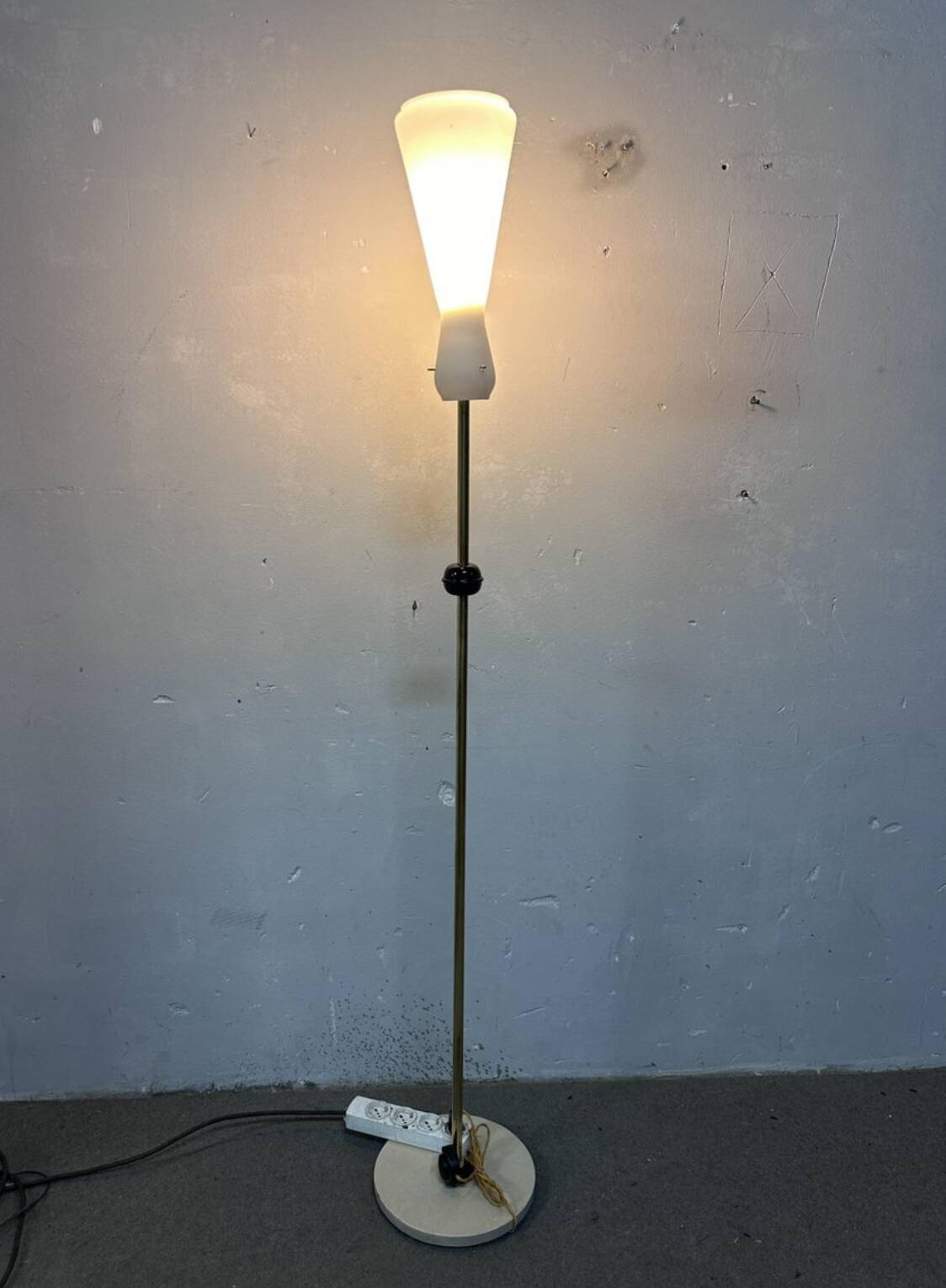 Lampada da terra in ottone e vetro