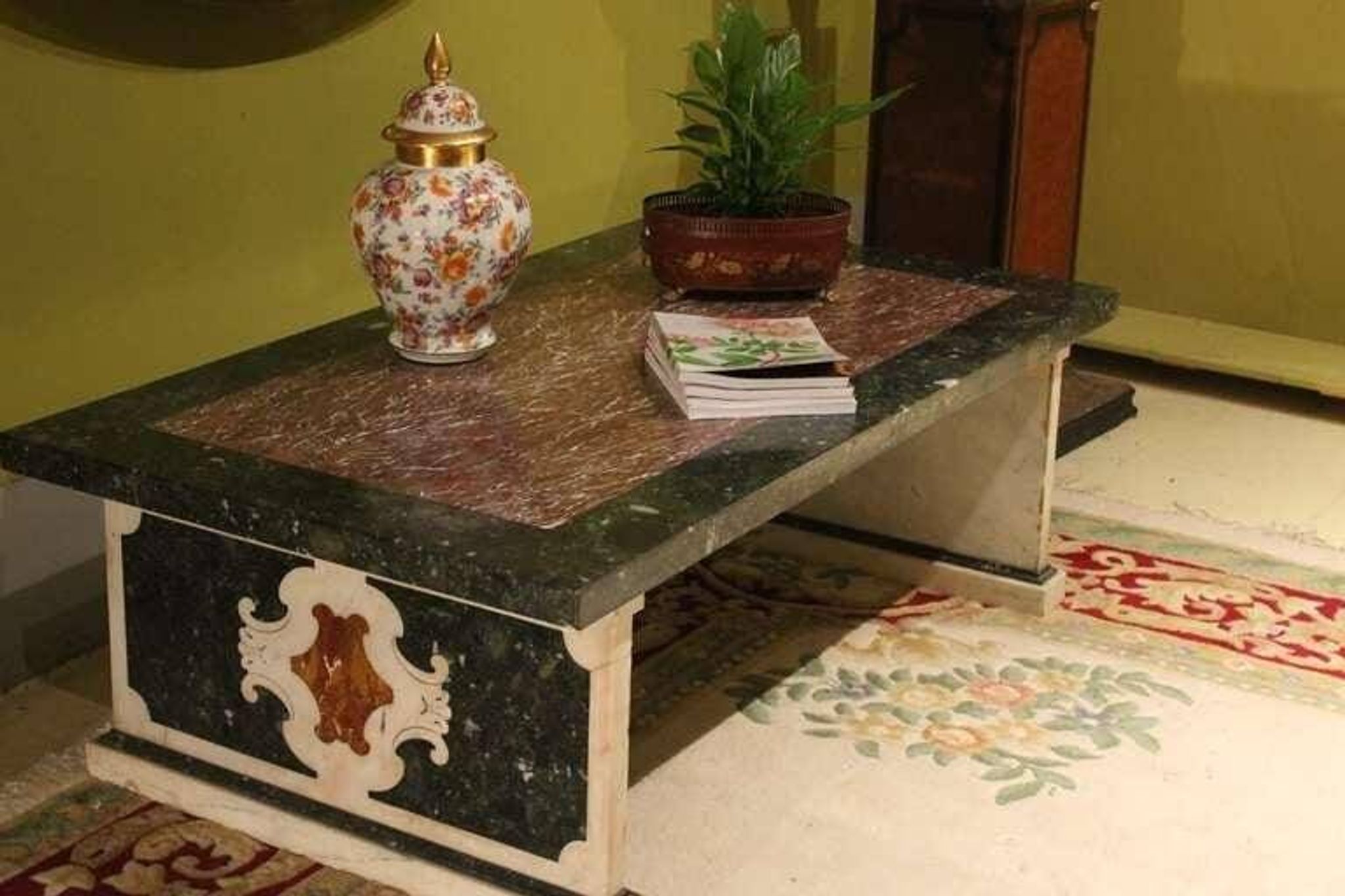 Table basse ou de cocktail rectangulaire en marbre polychrome italien du 20e siècle