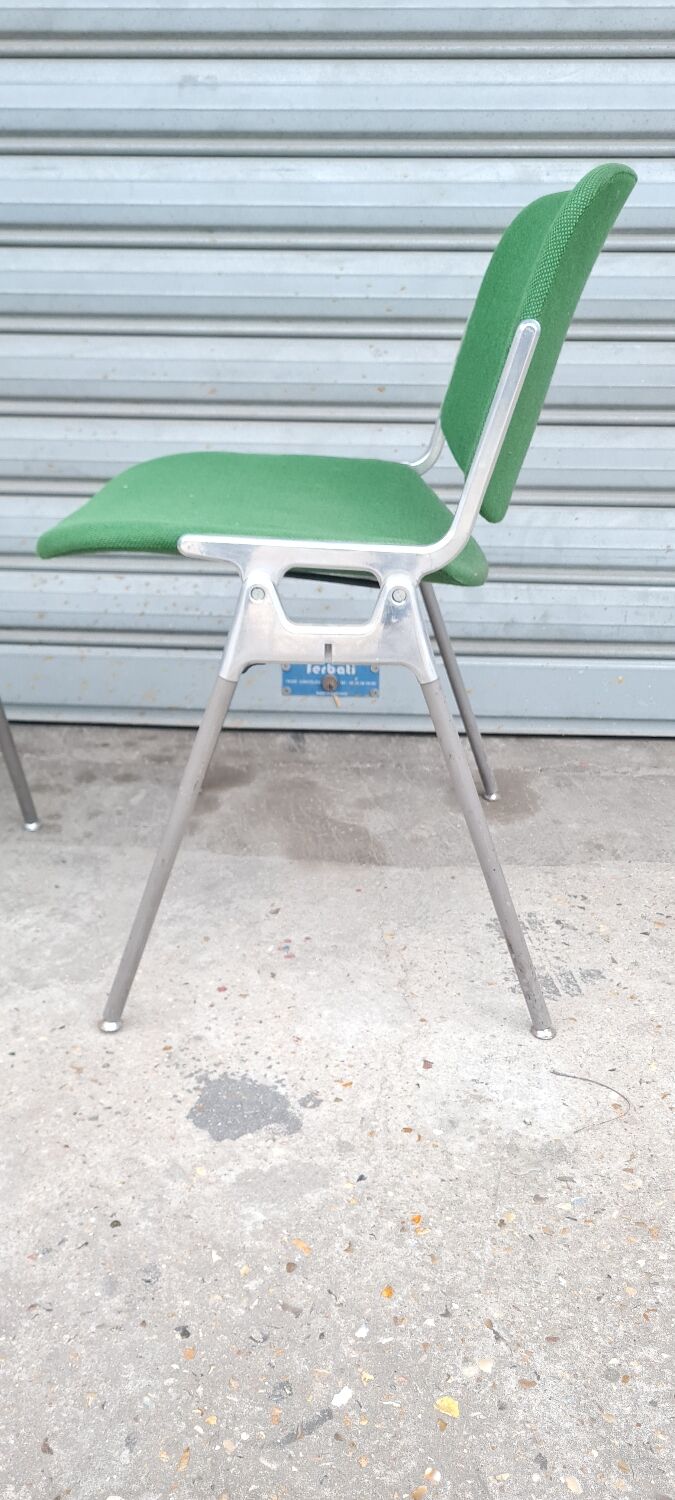 Paire de chaises modèle DSC 106 de Giancarlo Piretti pour anonima