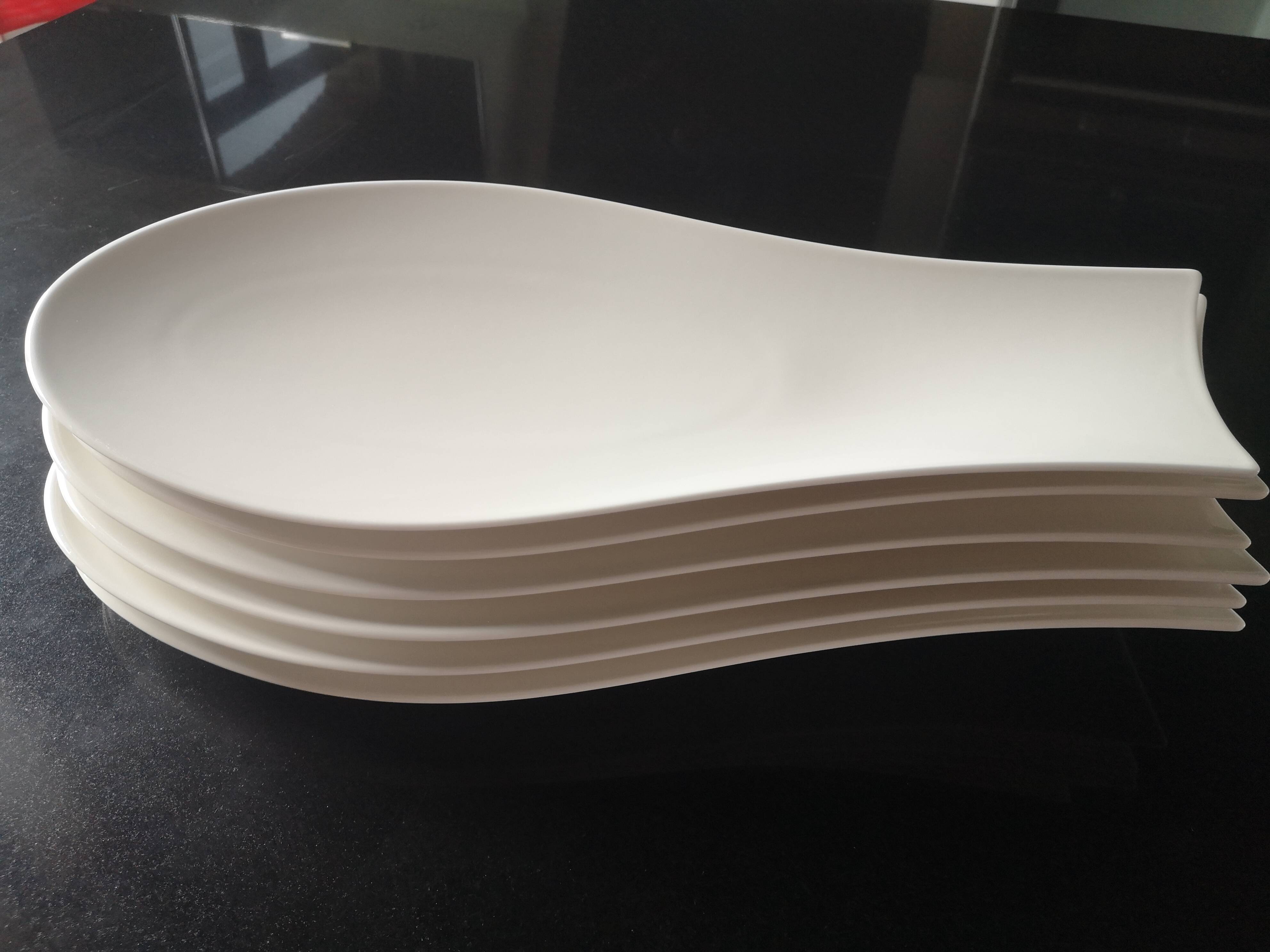 Assiettes poisson en porcelaine blanche