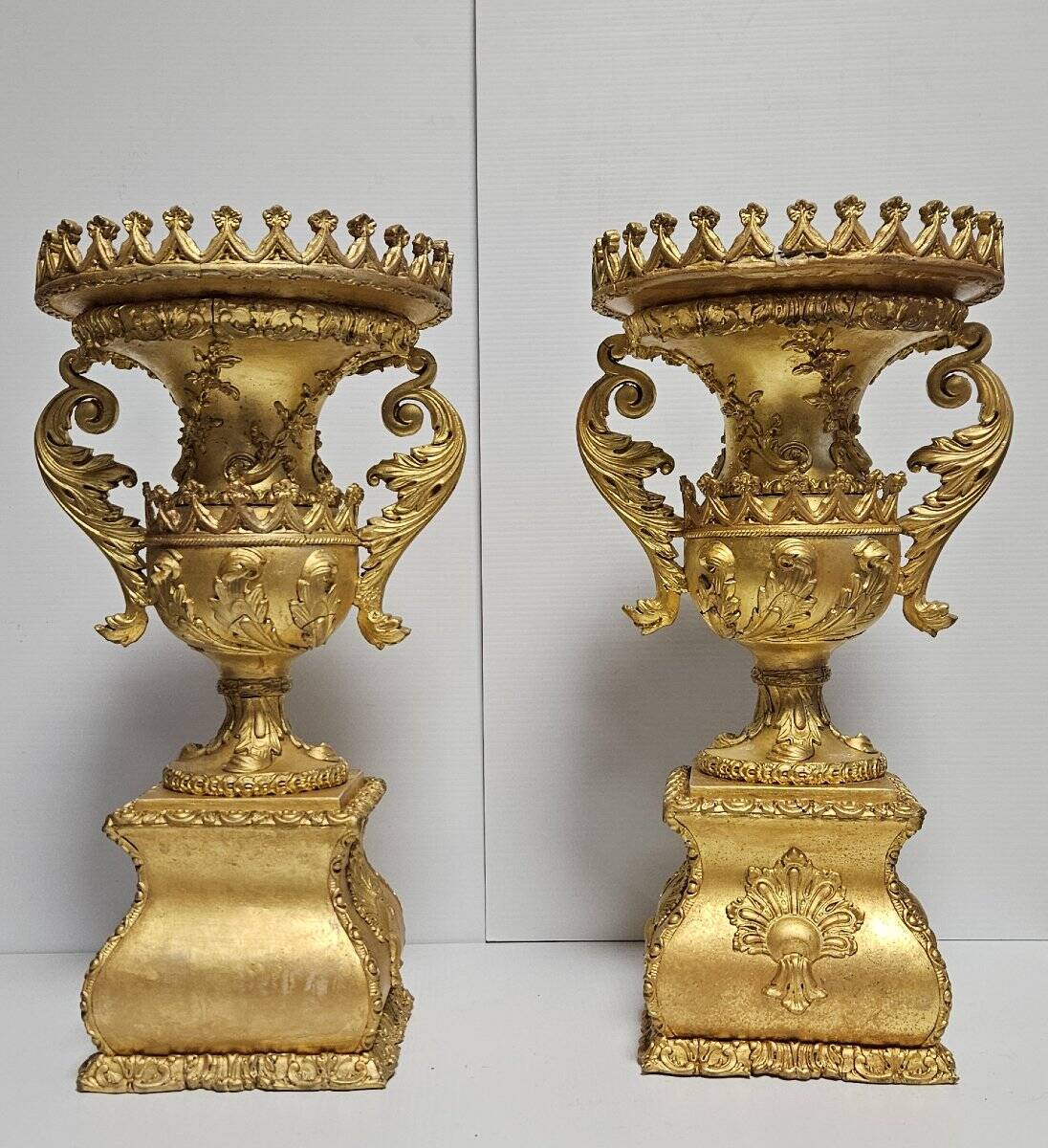 Paire de vases en bois sculpté et doré, au style raffiné inspiré de l'empire