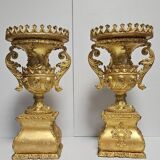 Paire de vases en bois sculpté et doré, au style raffiné inspiré de l'empire