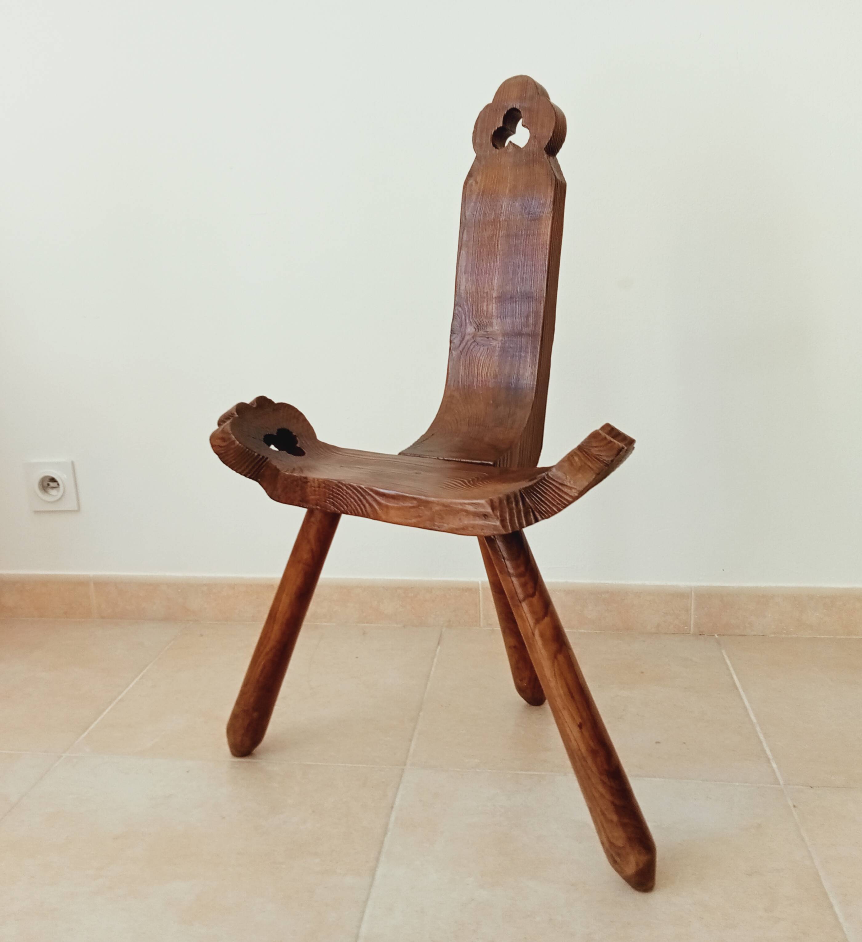 Chaise brutaliste tripode début XXeme
