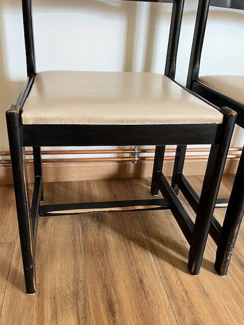 Paire de chaises noires + simili blanc