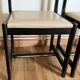 Paire de chaises noires + simili blanc