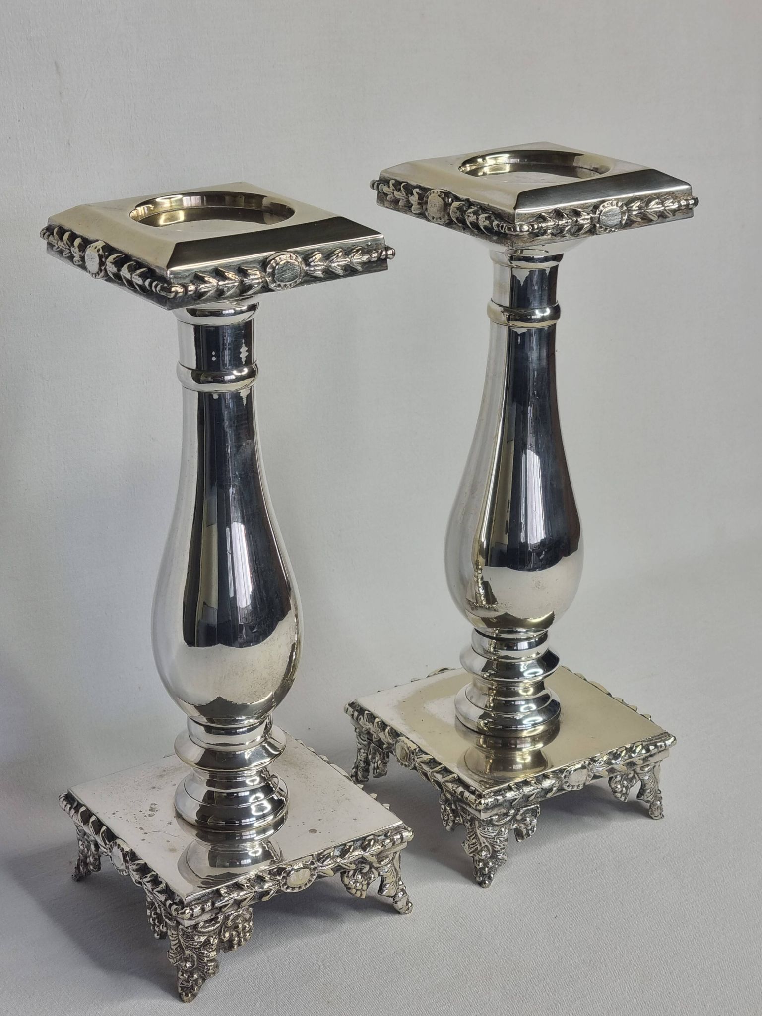 Paire de flambeaux style Louis XVI en métal argenté à plateformes 29 cm