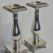 Paire de flambeaux style Louis XVI en métal argenté à plateformes 29 cm