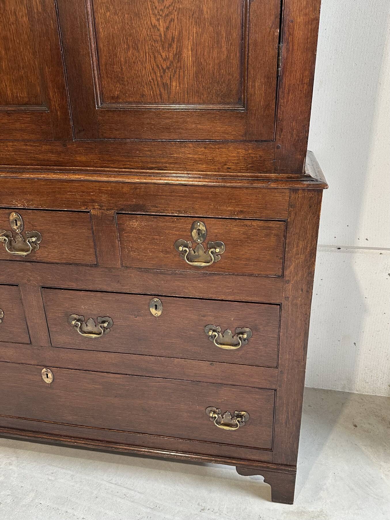 Beautiful 18th-century Welsh oak cabinet
