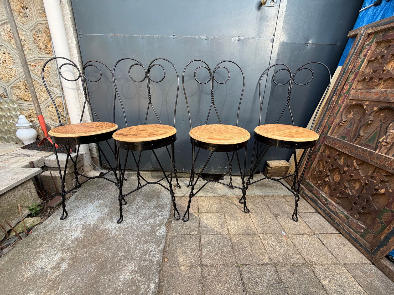 Set of 4 vintage wrought iron chairs from the 1940s.