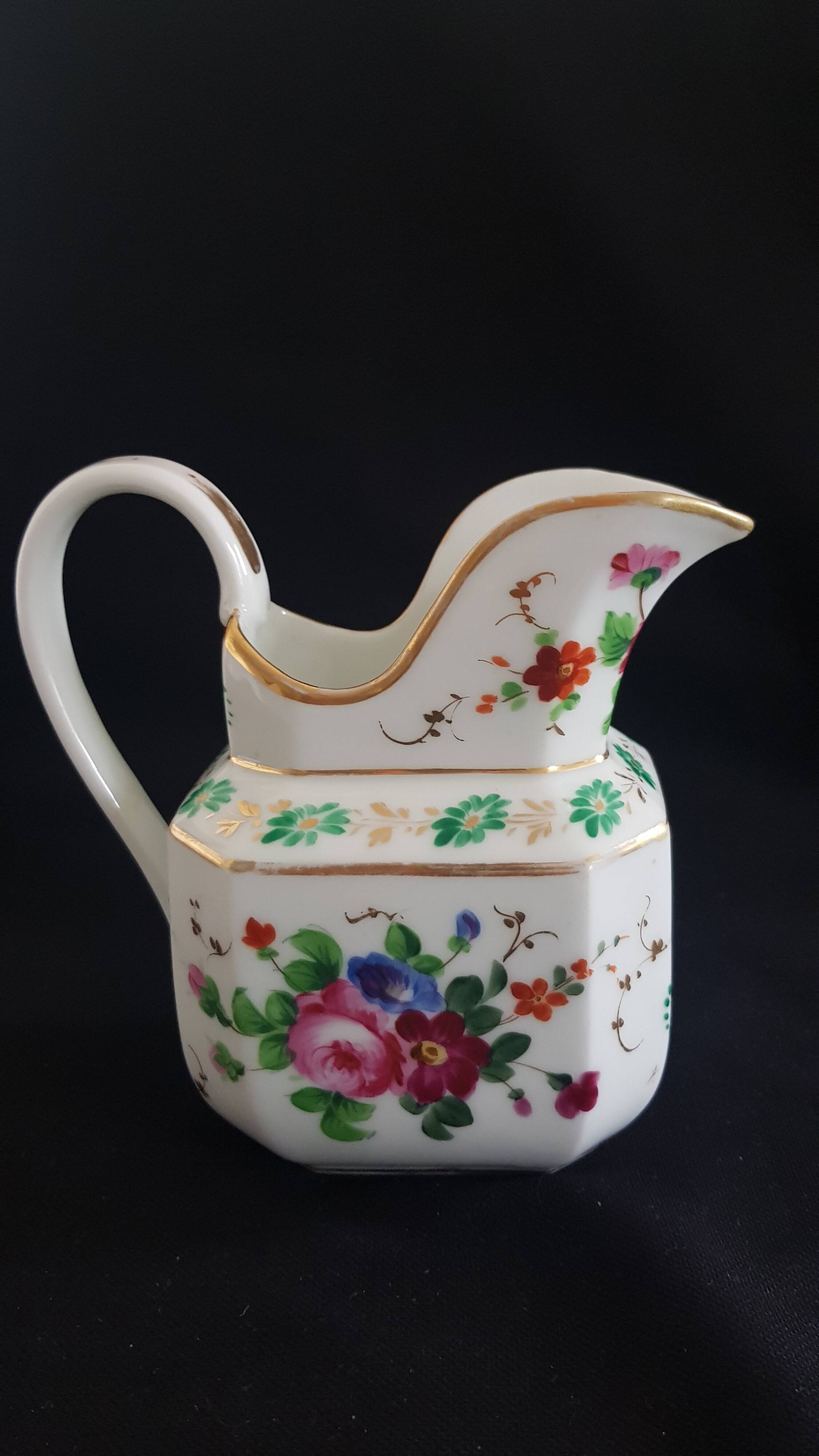 Large octagonal milk jug porcelain from Paris "Old Paris", mid-19th century.