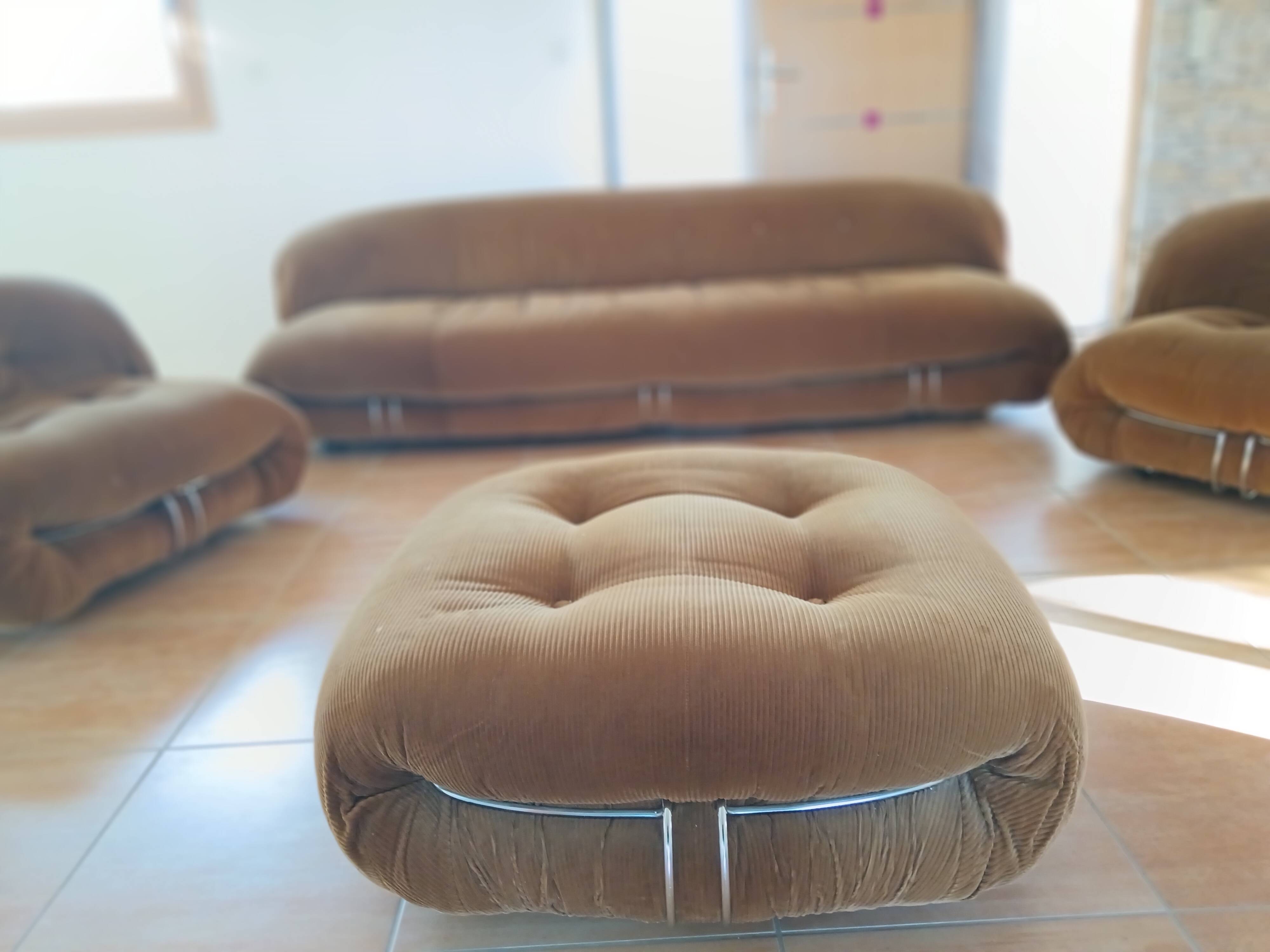 Soriana set of 4 pieces including a 4-seater sofa, 2 armchairs, and a pouf by Tobia and Afra Scarpa, Italy.