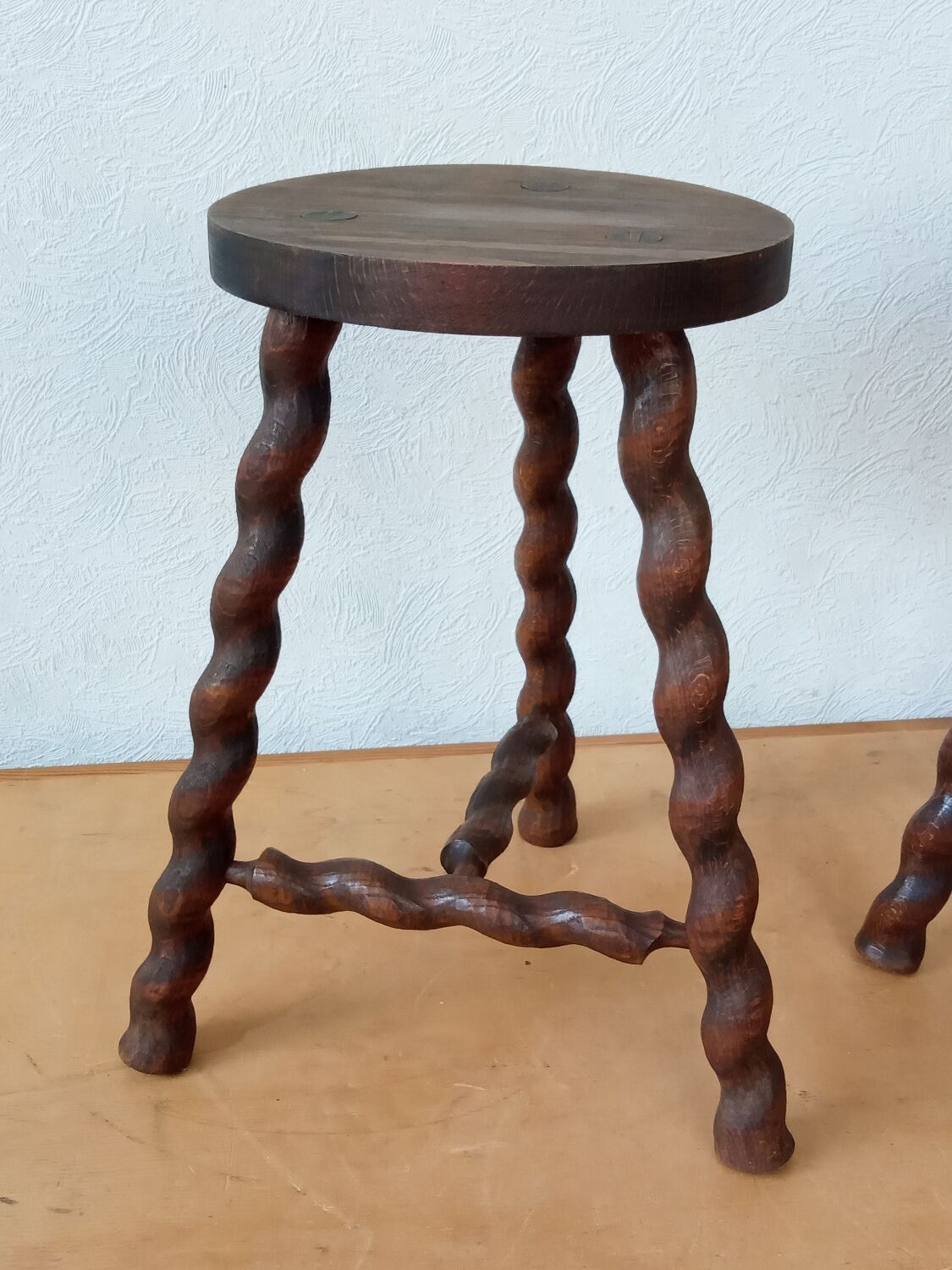 Tripod stool spiral feet