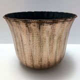 Cache-pot / vase rond en cuivre gaufré dans le style d'Egidio Casagrande