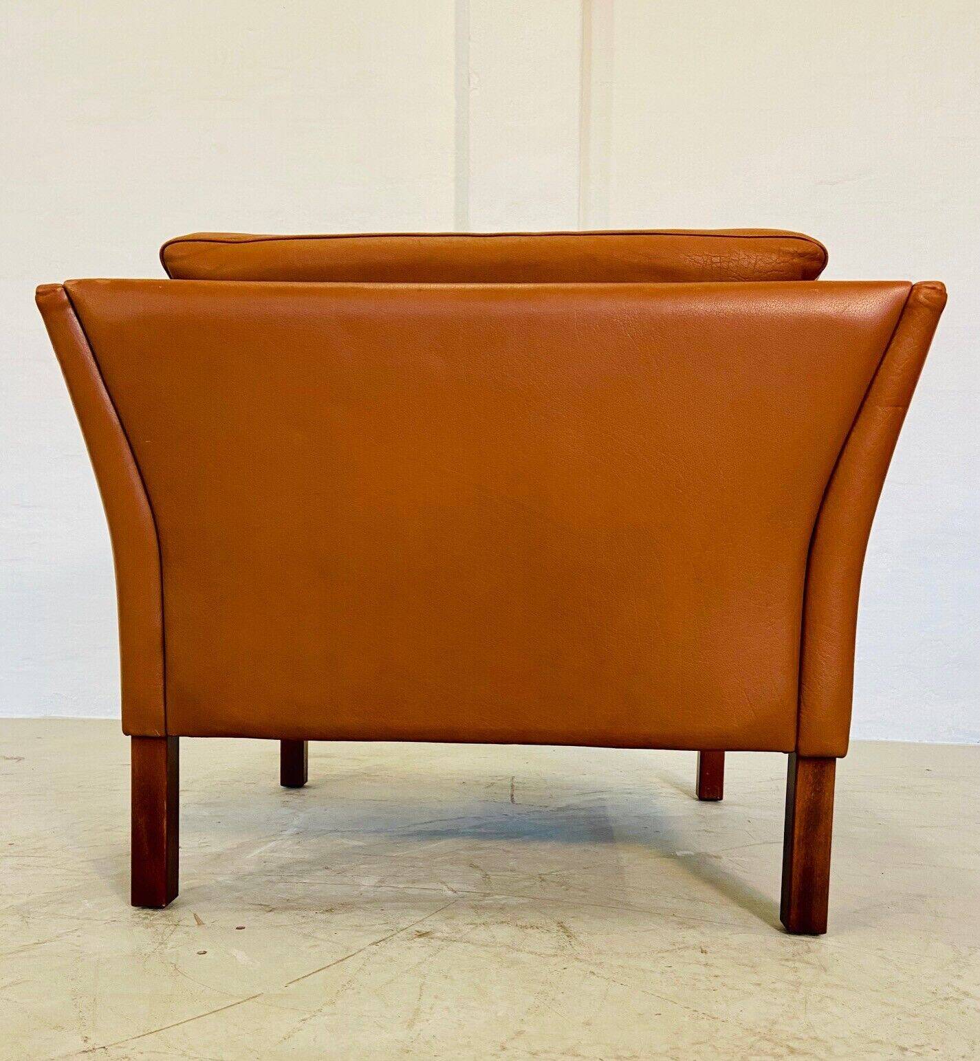Fauteuil lounge scandinave vintage en cuir cognac, style milieu du siècle