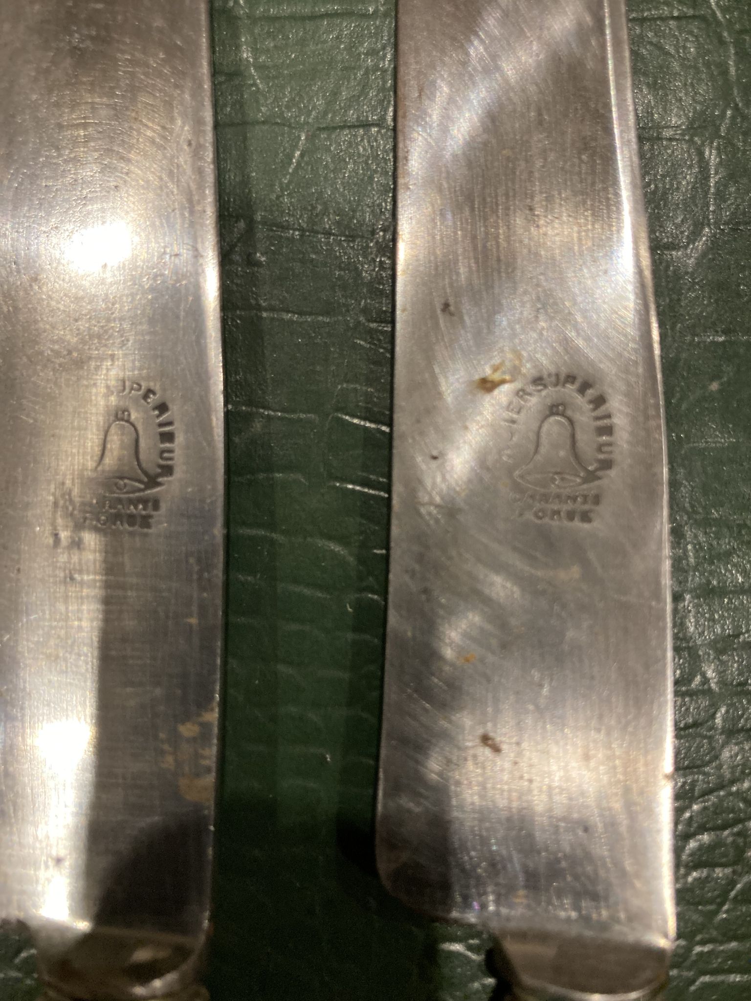 Box of 12 horn-handled knives