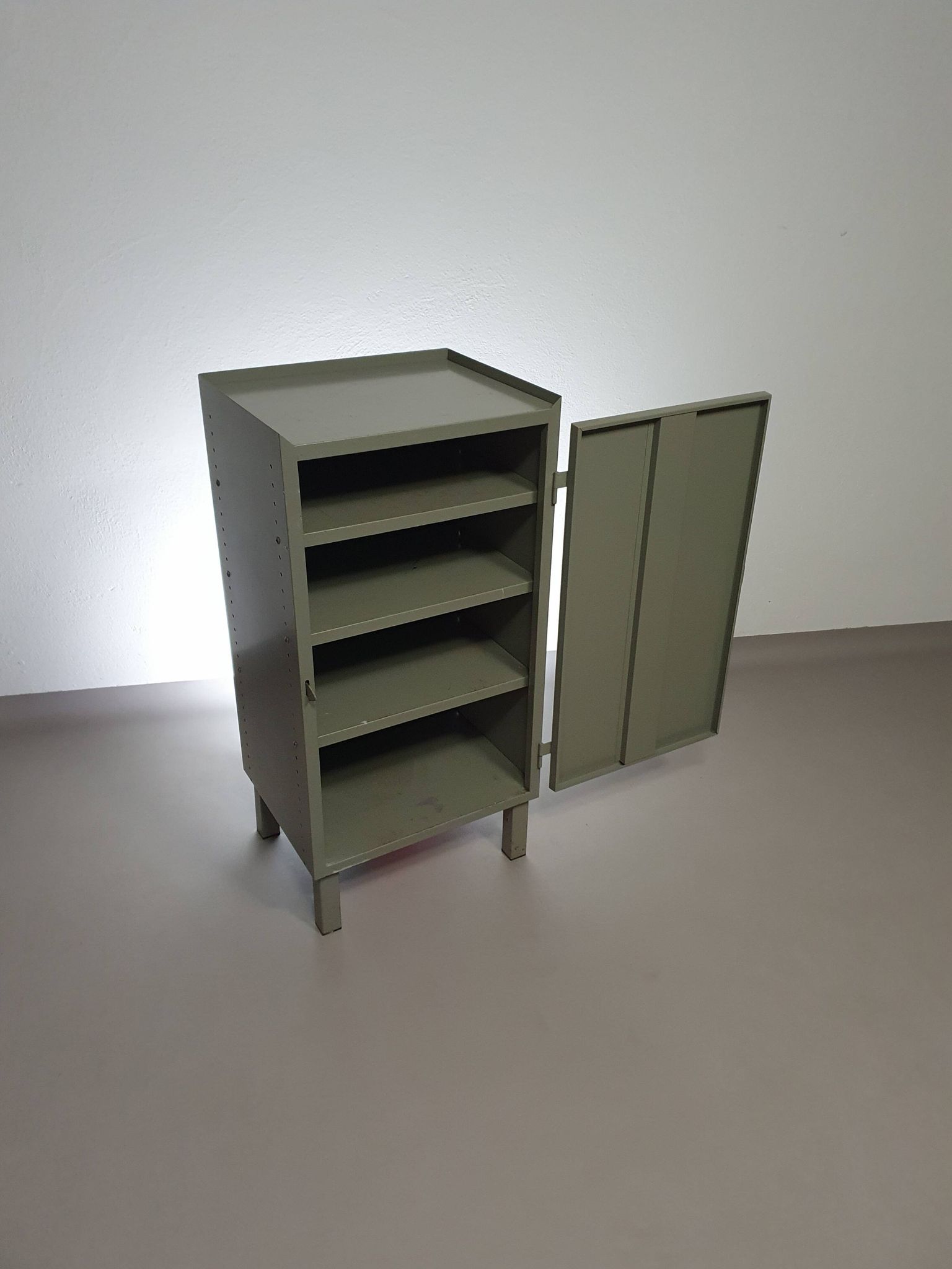 Casier en métal gris. Petit buffet industriel.