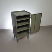 Casier en métal gris. Petit buffet industriel.
