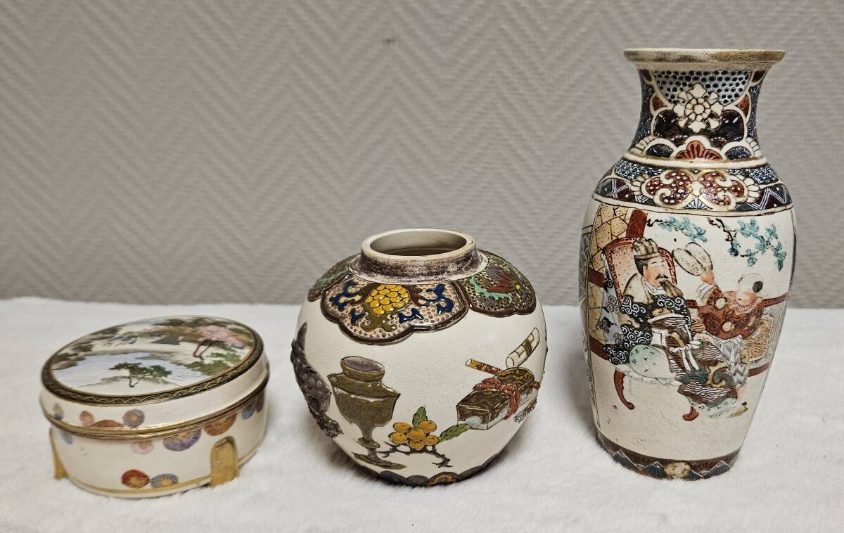 Set of three pieces of Japanese Satsuma-style ceramics.