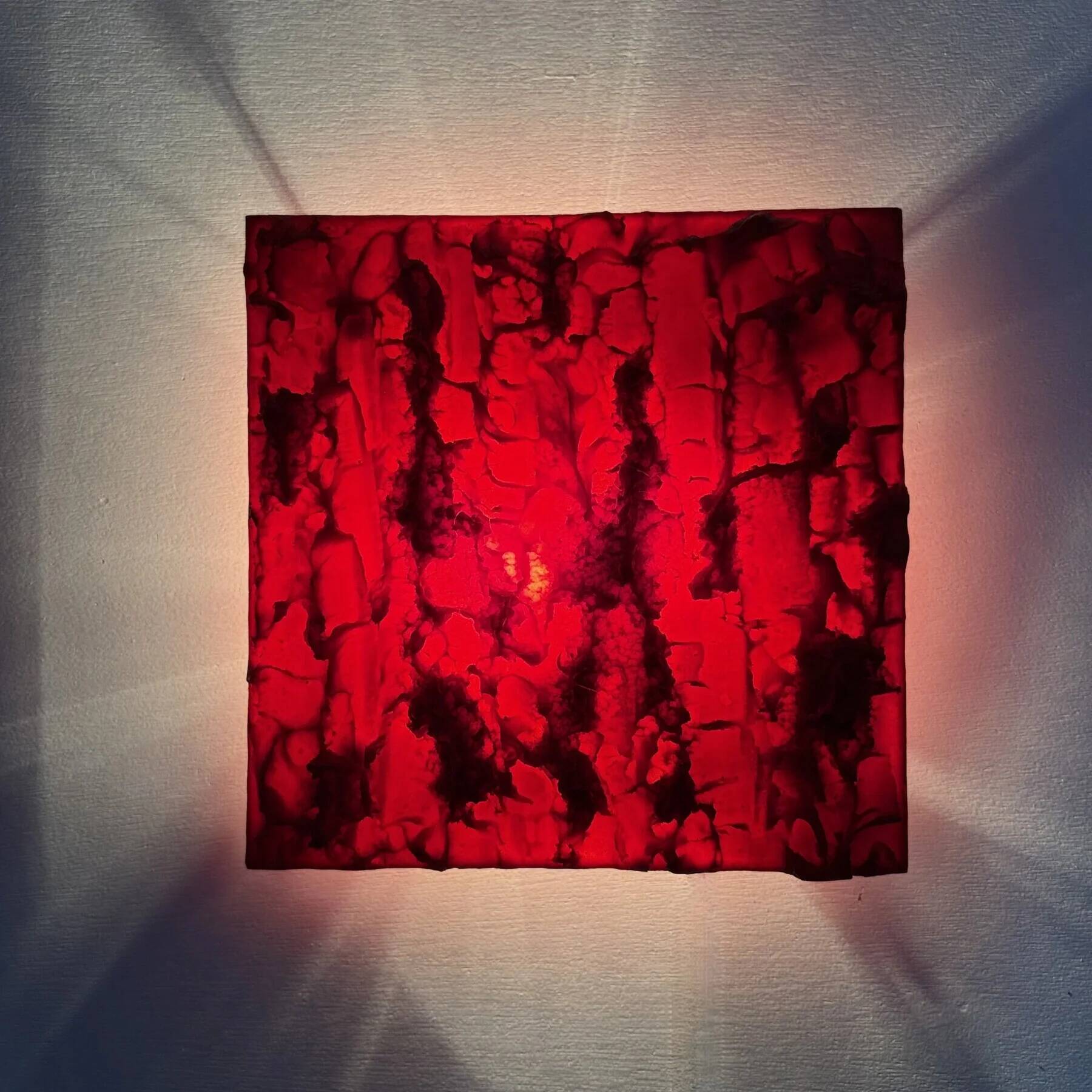 Lampe murale sculpturale rouge design Uwe Mersch des années 1970.