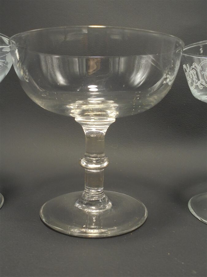 Service dépareillé de 6 coupes à champagne