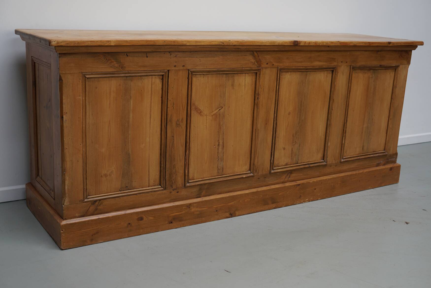 Cabinet de pharmacie en pin allemand rustique / comptoir de magasin / îlot de cuisine, 1930