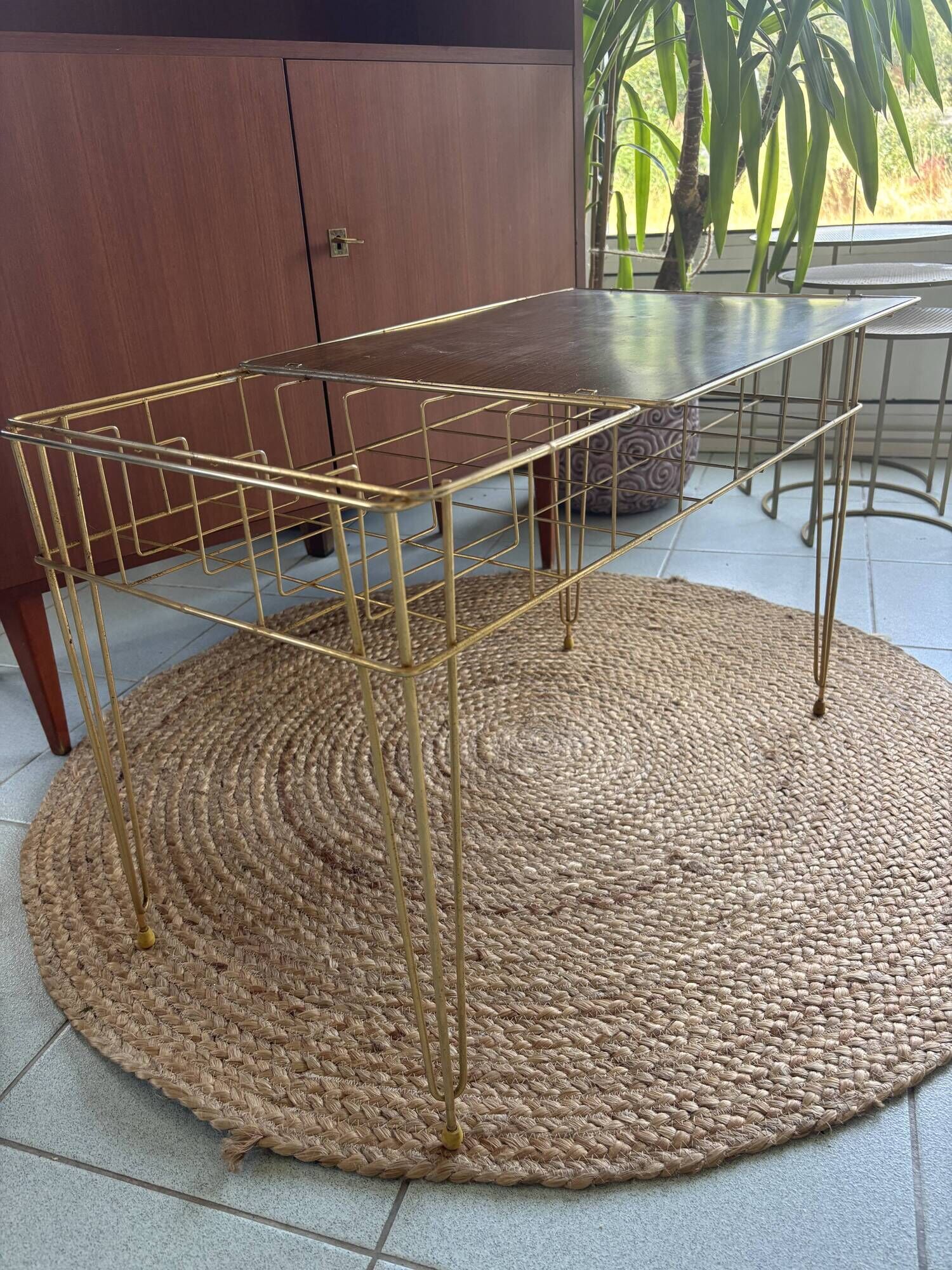 Table, magazine rack
