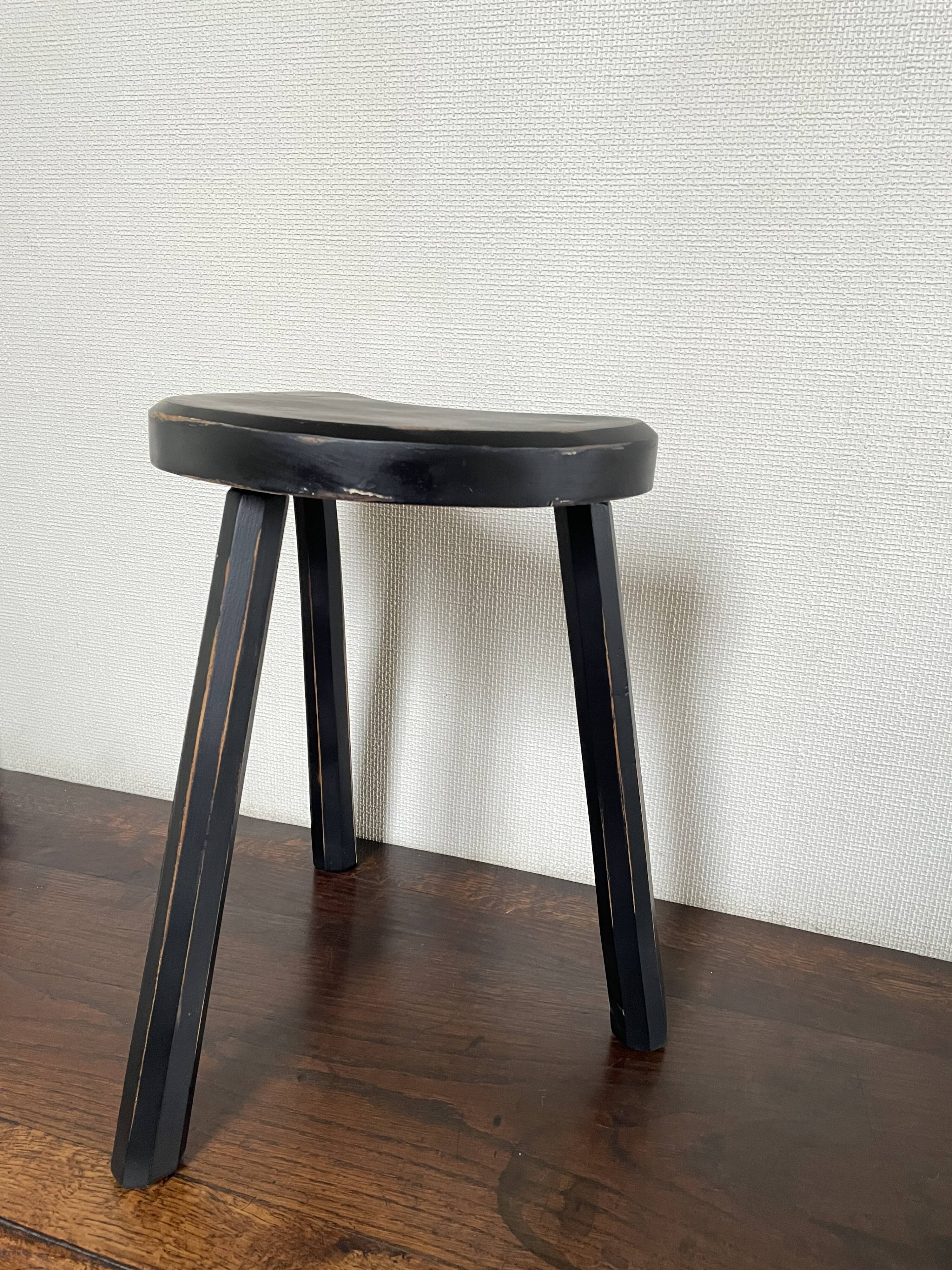 Tabouret tripode forme haricot