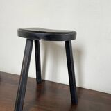 Bean-shaped tripod stool