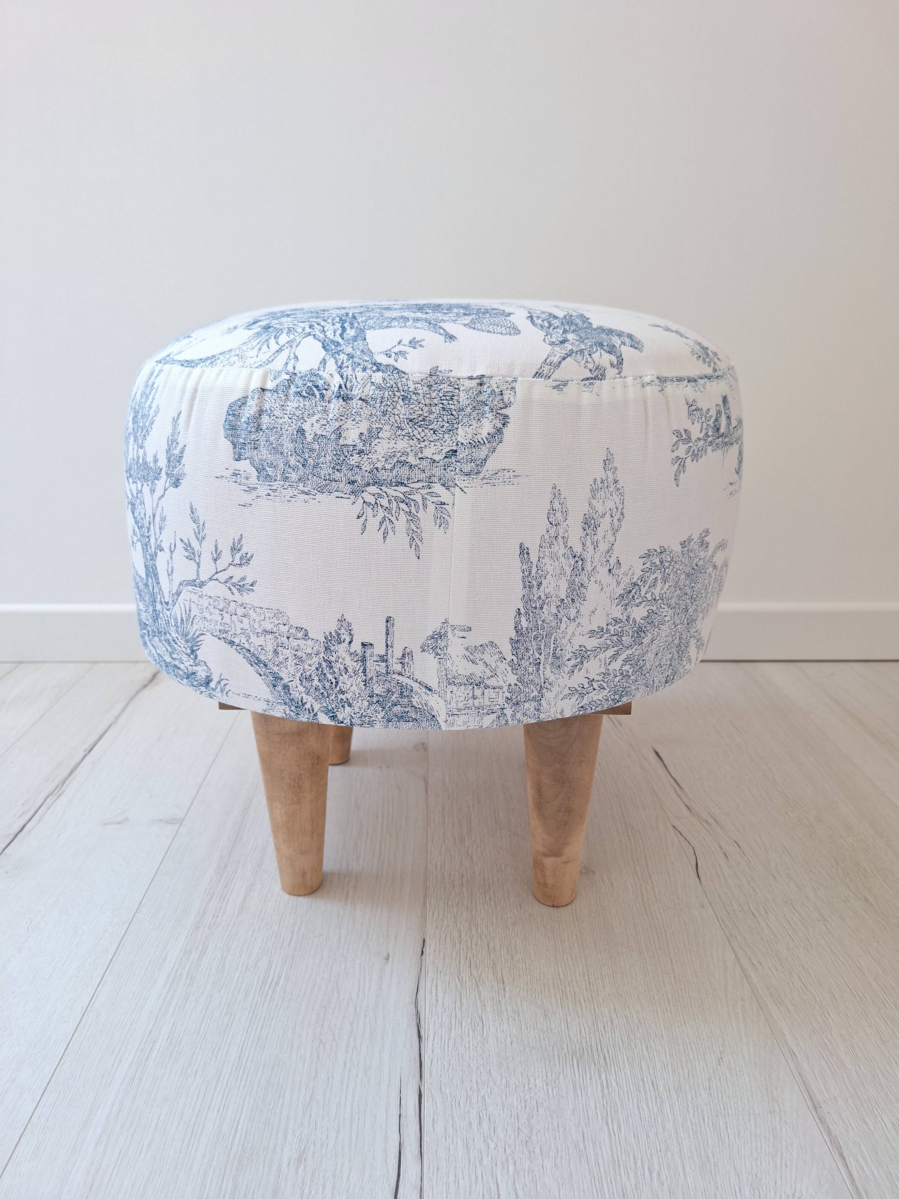 Pouf / Repose pieds vintage en toile de Jouy bleu