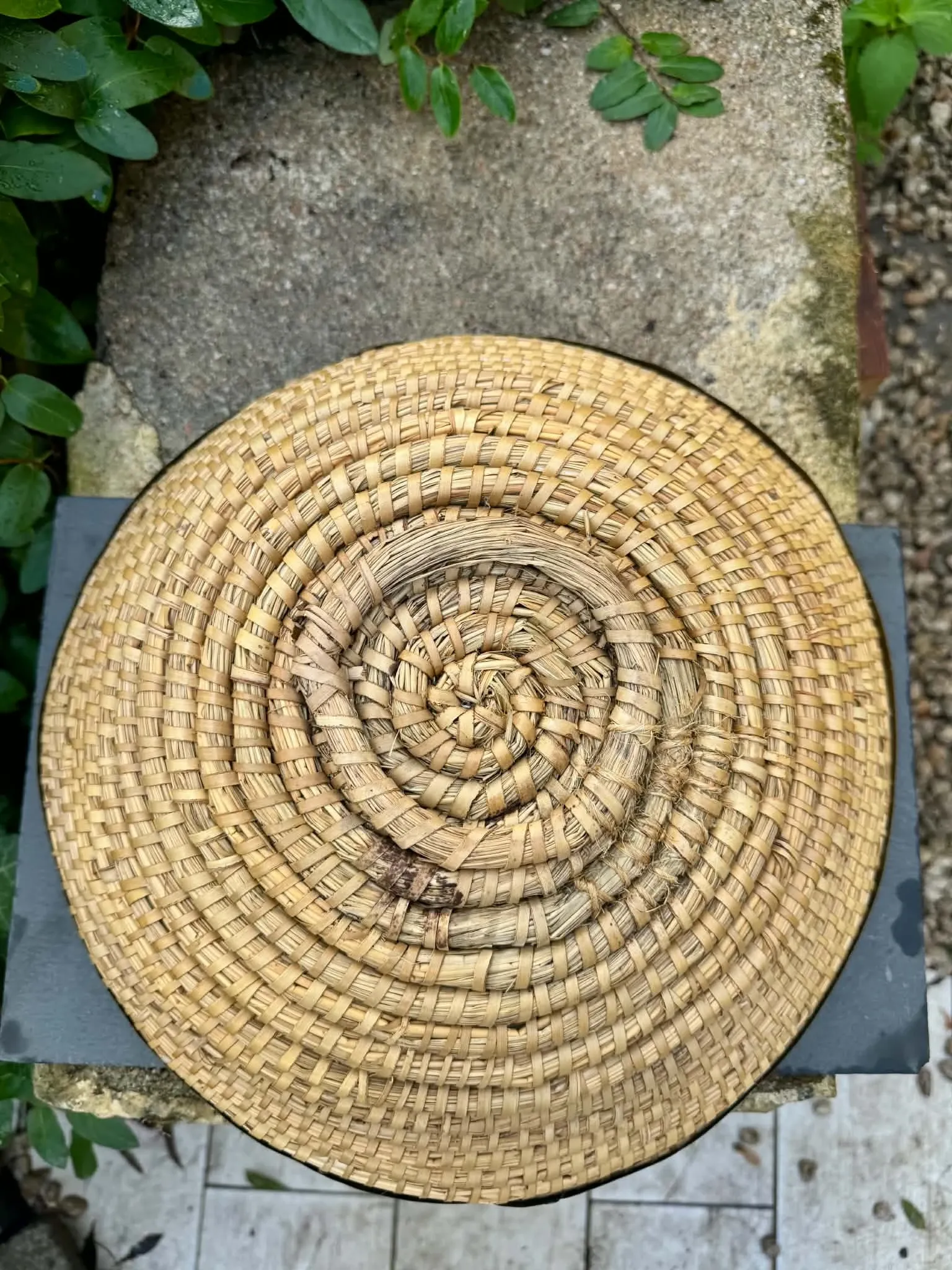 Large wicker basket in rush and brass in the style of Gabriella Crespi from the 1960s.