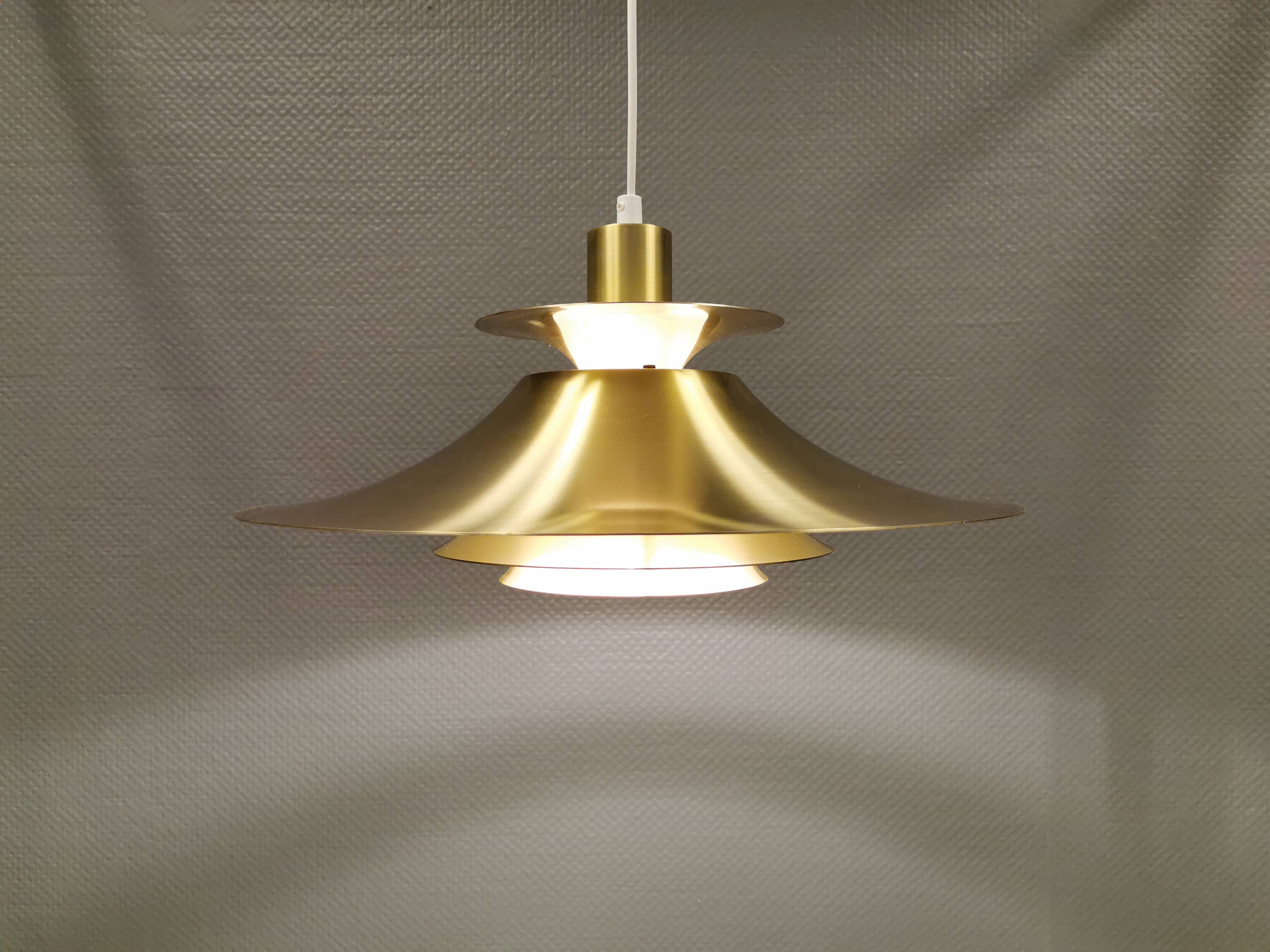 Suspension danoise en aluminium couleur laiton