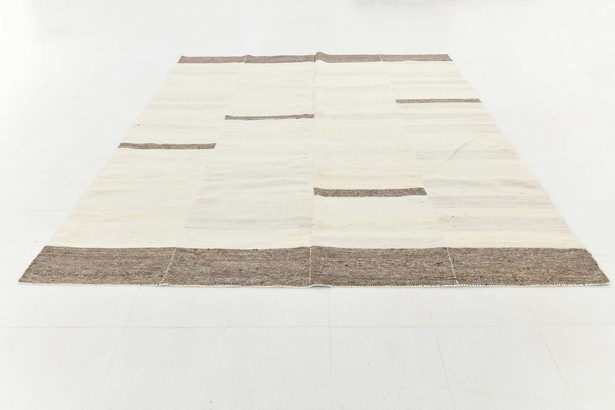 Grand tapis kilim crème et marron, 255 x 313 cm