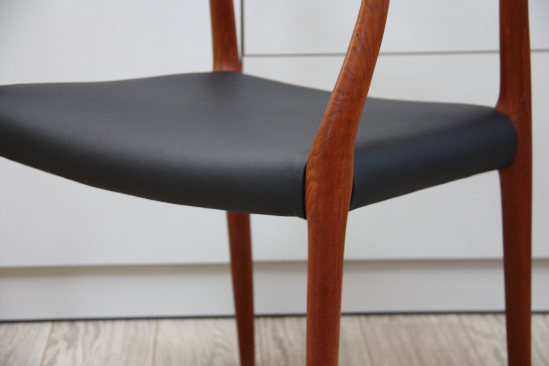 Vintage armchair in teak and black leather - Model 64 - Möller - Denmark '60's