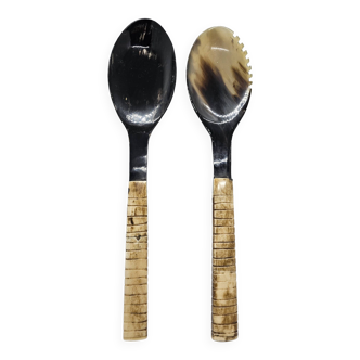 Serving cutlery set in buffalo horn and ribbed bone handle