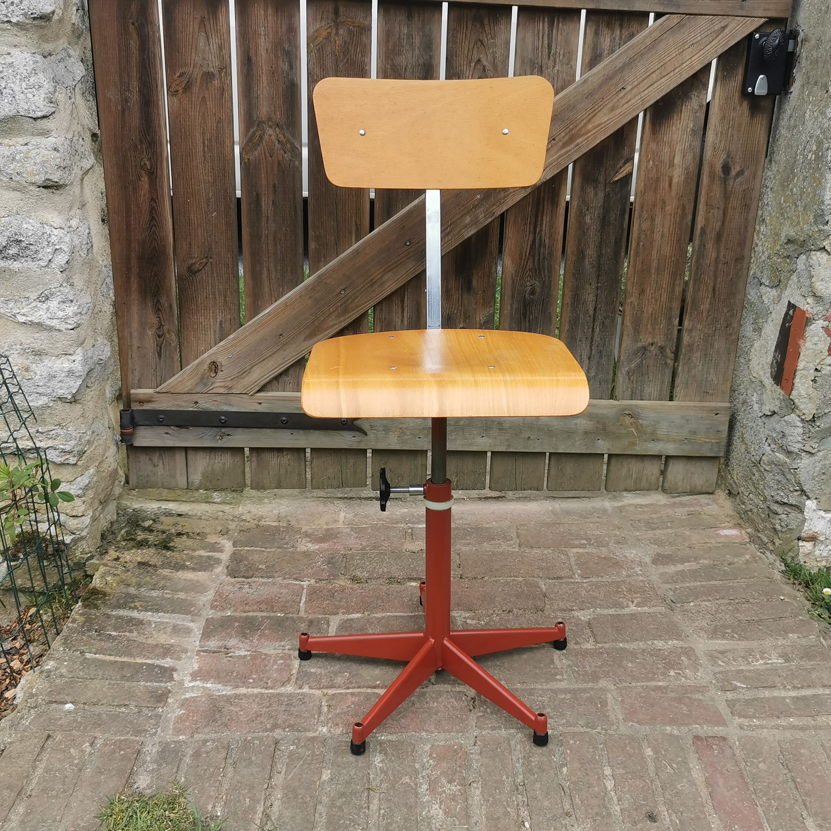 Swivel workshop chair