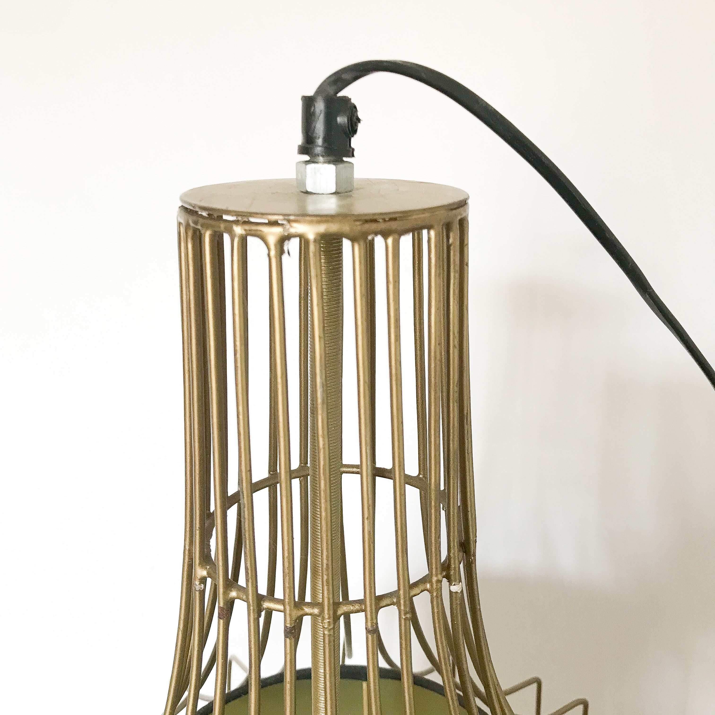 Pear-shaped gold wired suspension