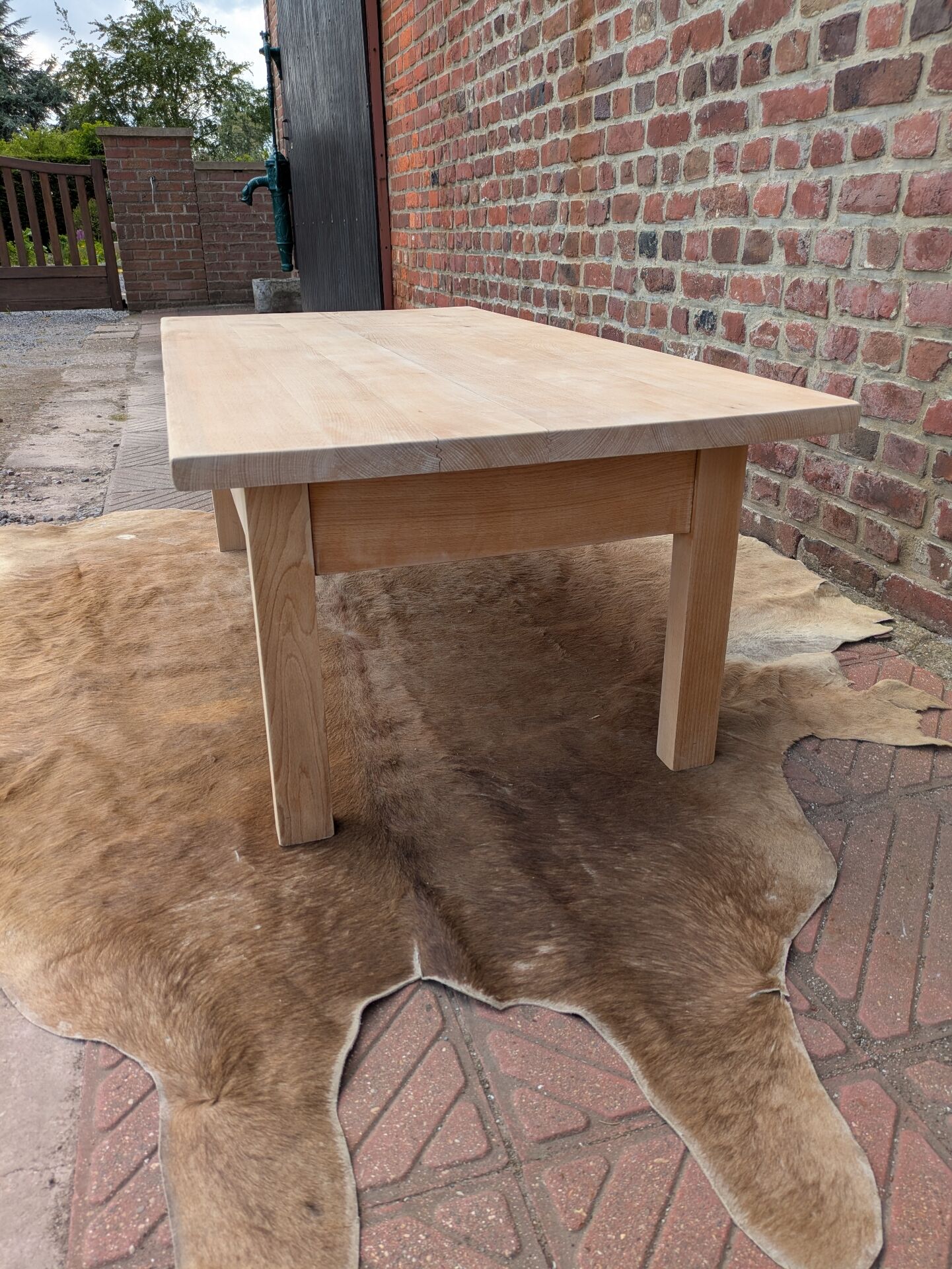 Table basse en hêtre brut