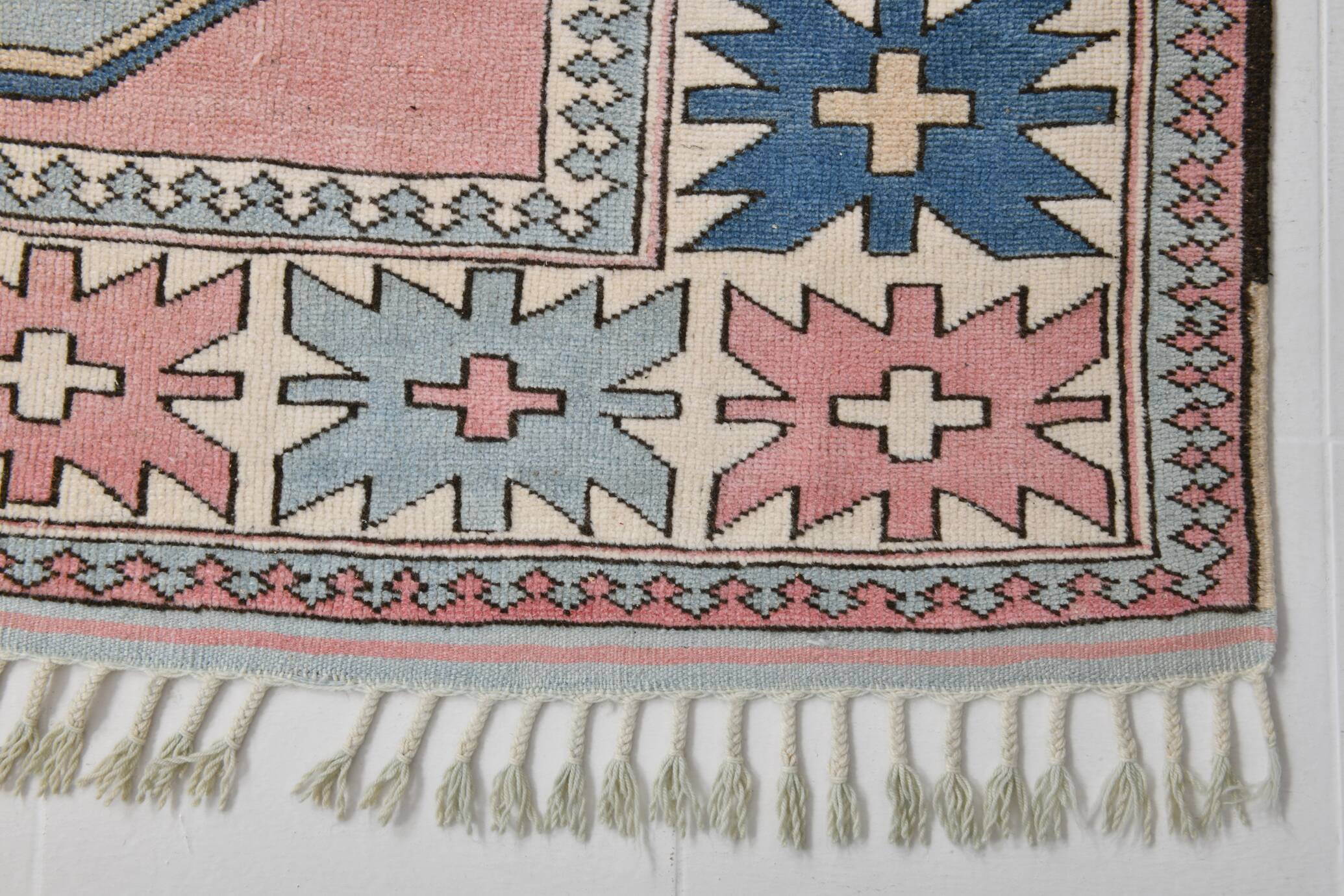 Grand tapis kilim 286x208, tons rose et bleu, motifs tribaux vintage