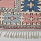 Grand tapis kilim 286x208, tons rose et bleu, motifs tribaux vintage