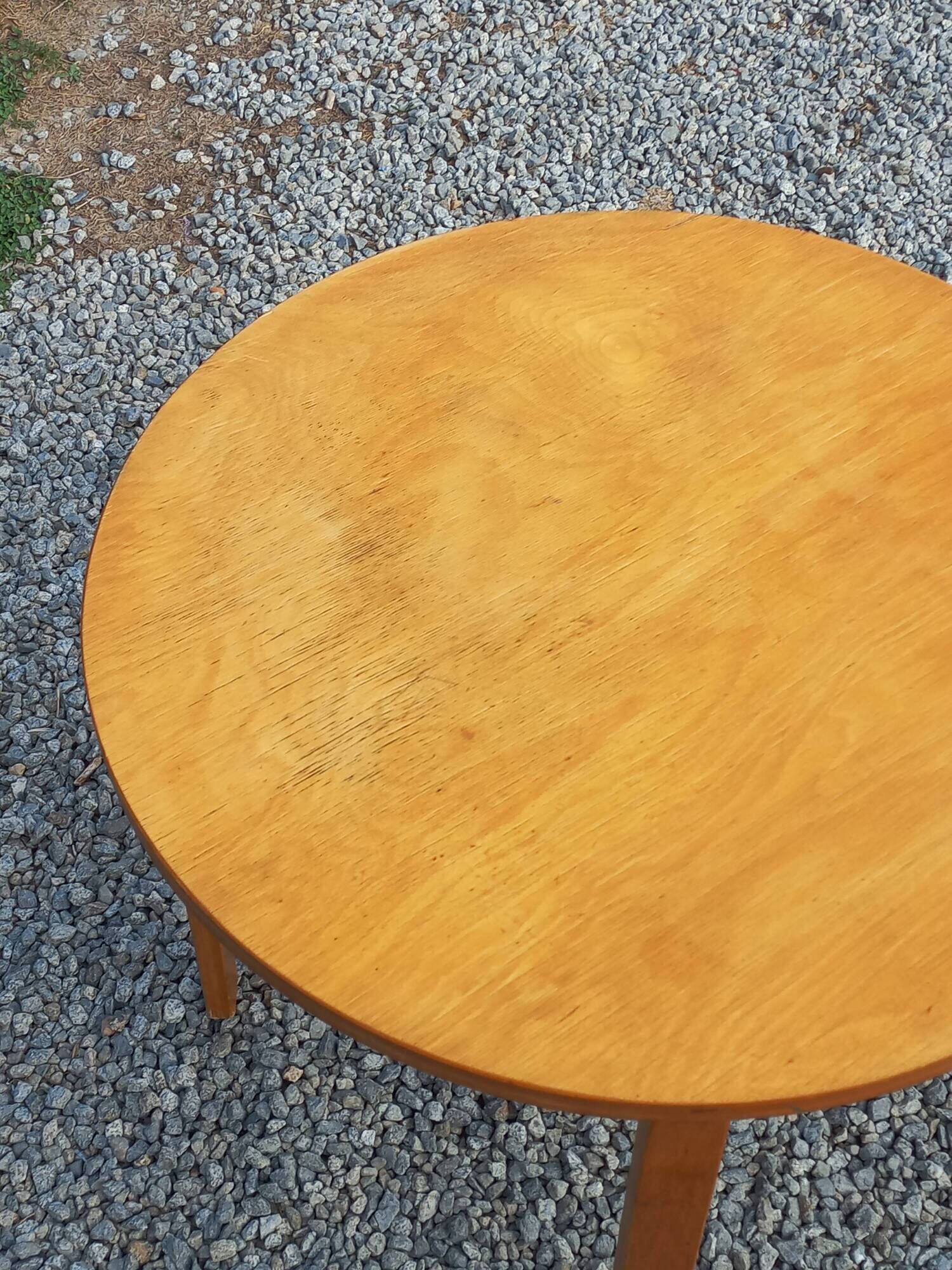 1970s Scandinavian-style coffee table in birch veneer.