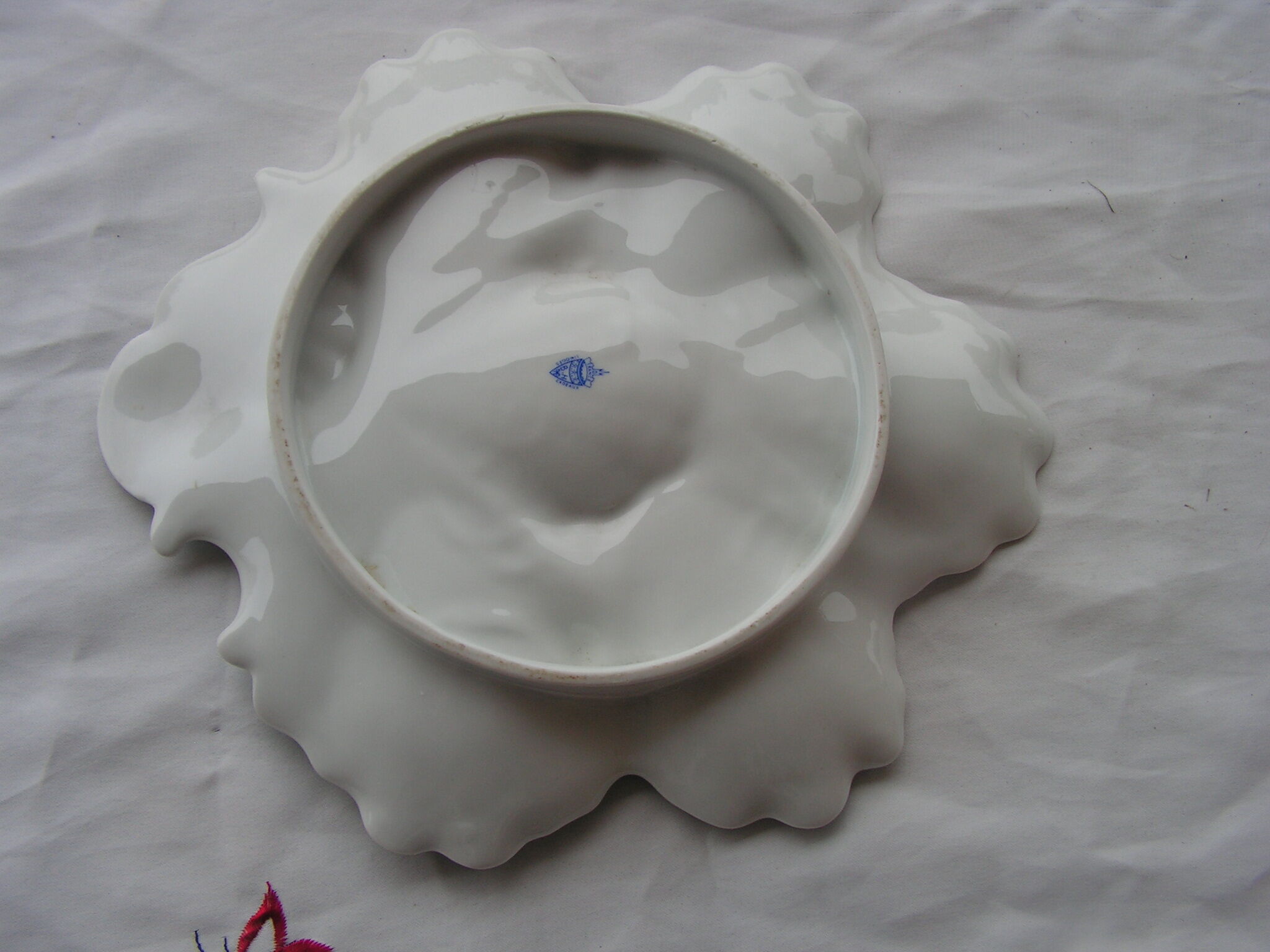 Scallop dish with seaweed decoration in ceramics