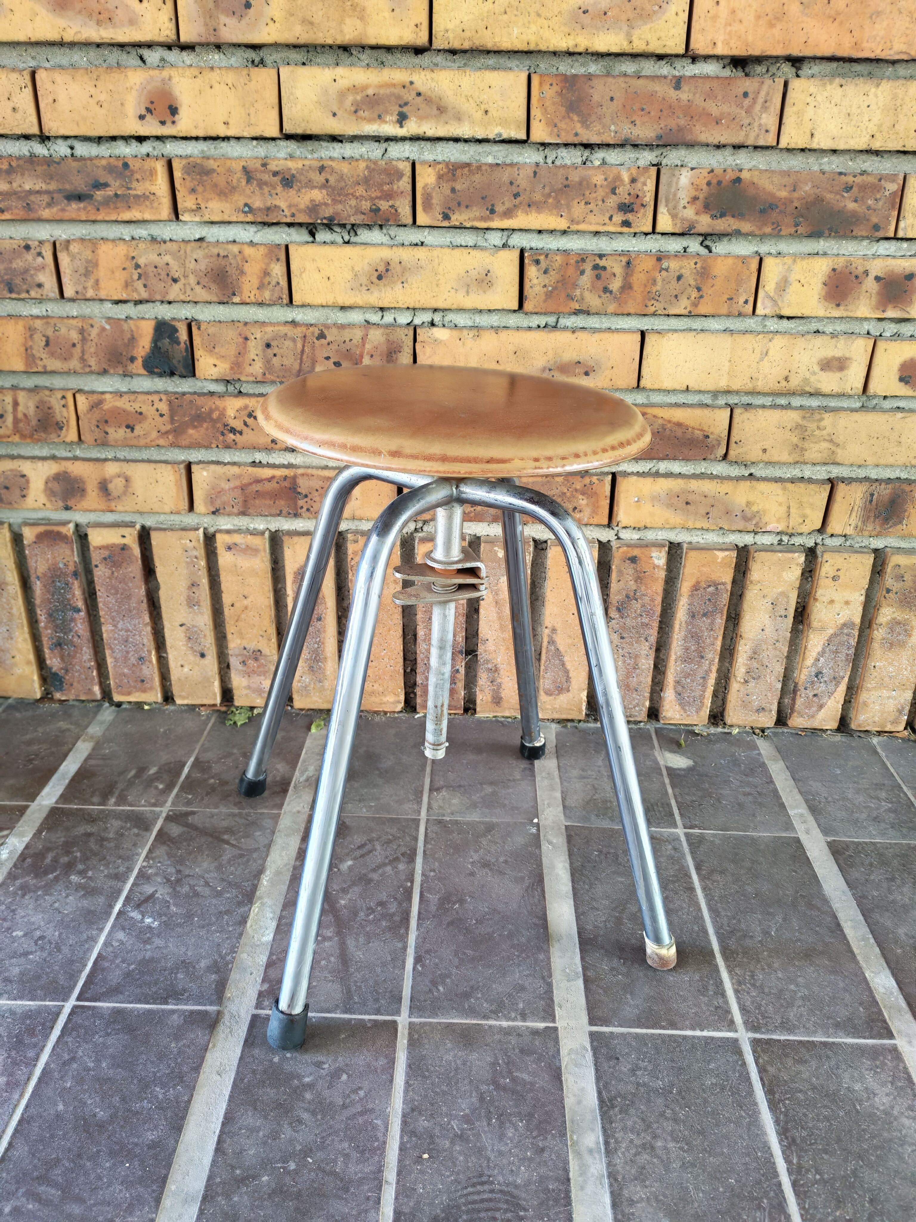 Industrial tripod stool with screw Jide Limoges 1950