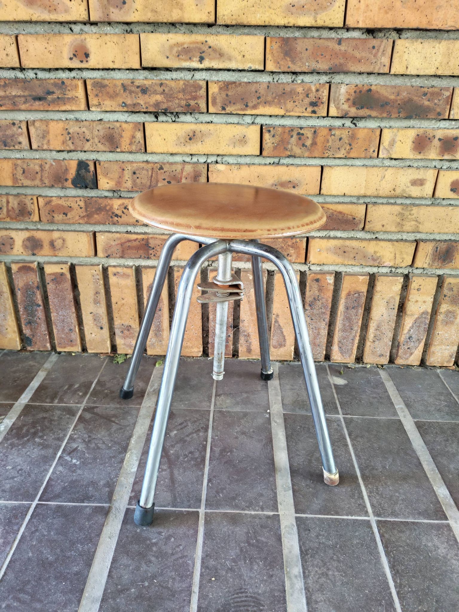 Industrial tripod stool with screw Jide Limoges 1950