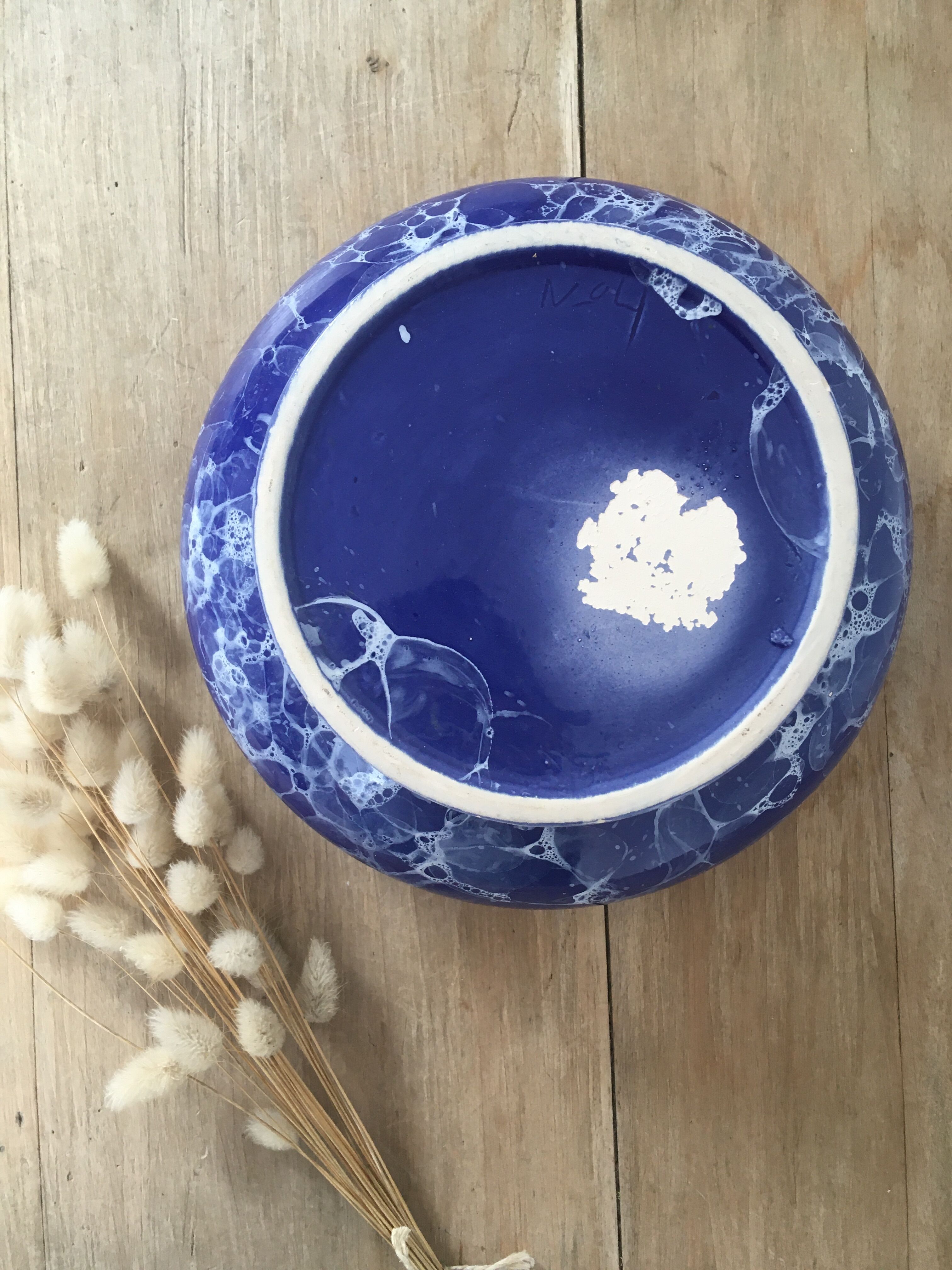Blue & white marbled ceramic vase, pot cover